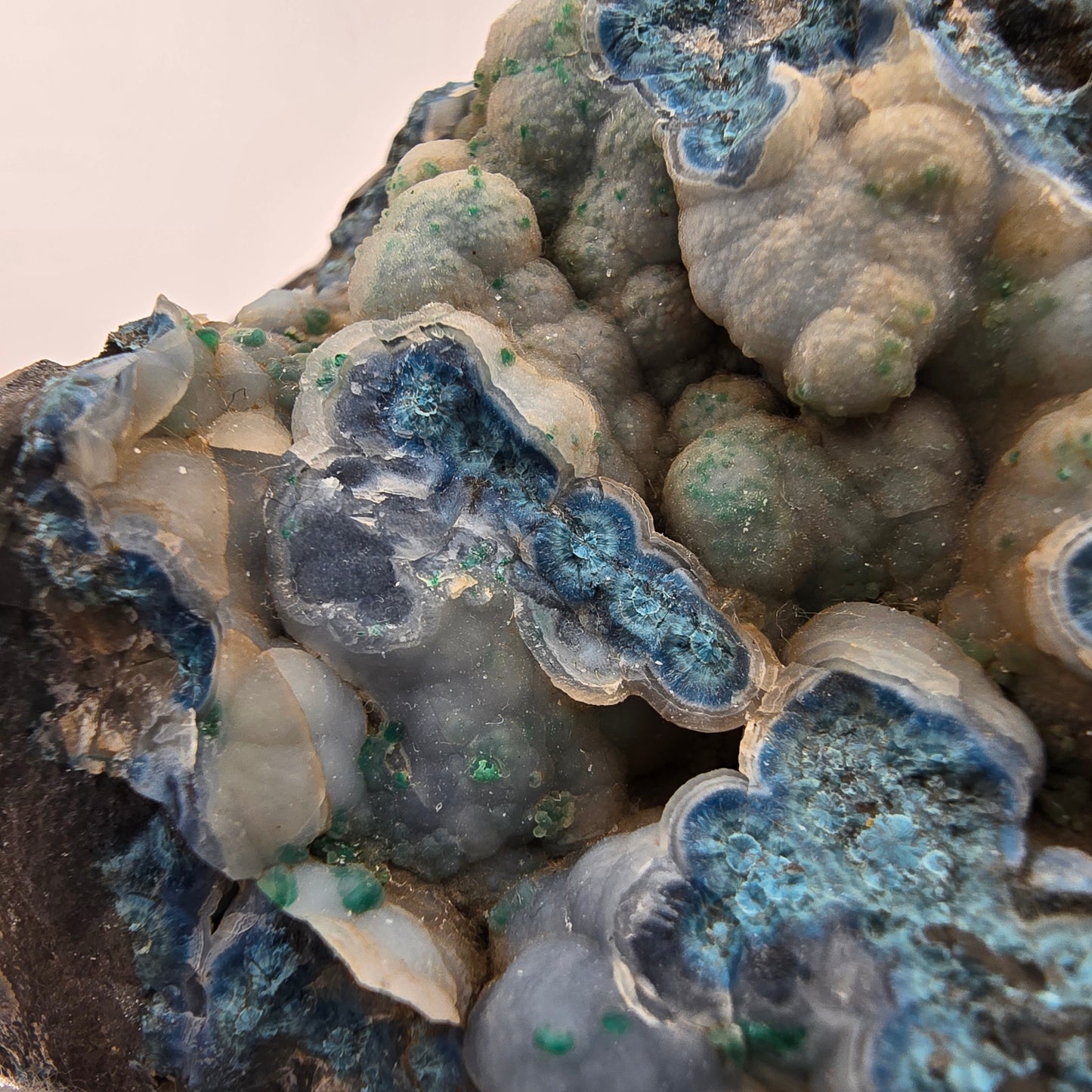 Grand spécimen de shattuckite et de malachite, cristaux en boule, Kaokoveld, Namibie, 69 x 53 x 44 mm