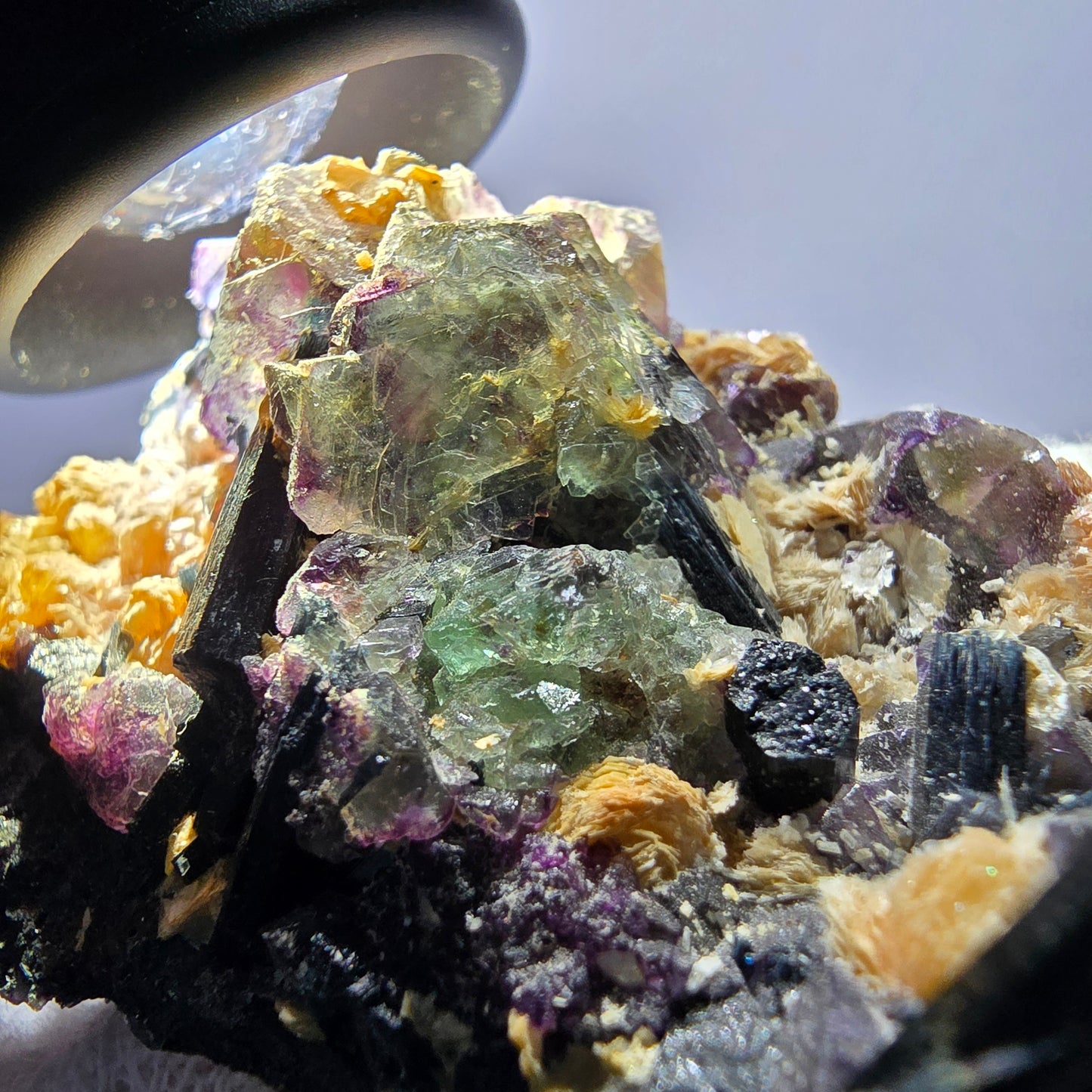 Spécimen de fluorite fantôme colorée, tourmaline scholle, muscovite, Erongo, Namibie, 91 x 57 x 38 mm