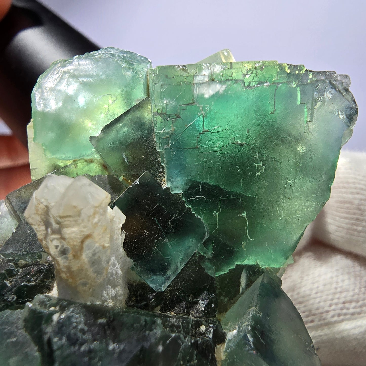 Cube de fluorite fantôme, marches en quartz parquetées Okorusu Namibie 61 x 49 x 36 mm