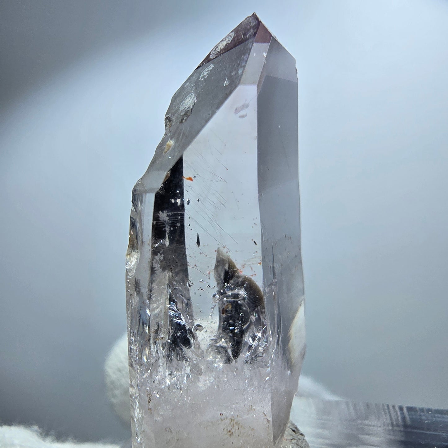 Pointe de sceptre en améthyste fantôme transparente, Goboboseb, Namibie, 38 x 16 x 11 mm