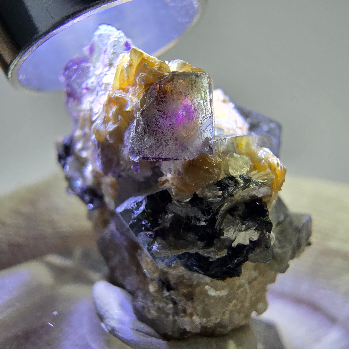 Fluorite fantôme colorée, tourmaline schol, muscovite, hyalite, Erongo, Namibie, 32 x 27 x 20 mm