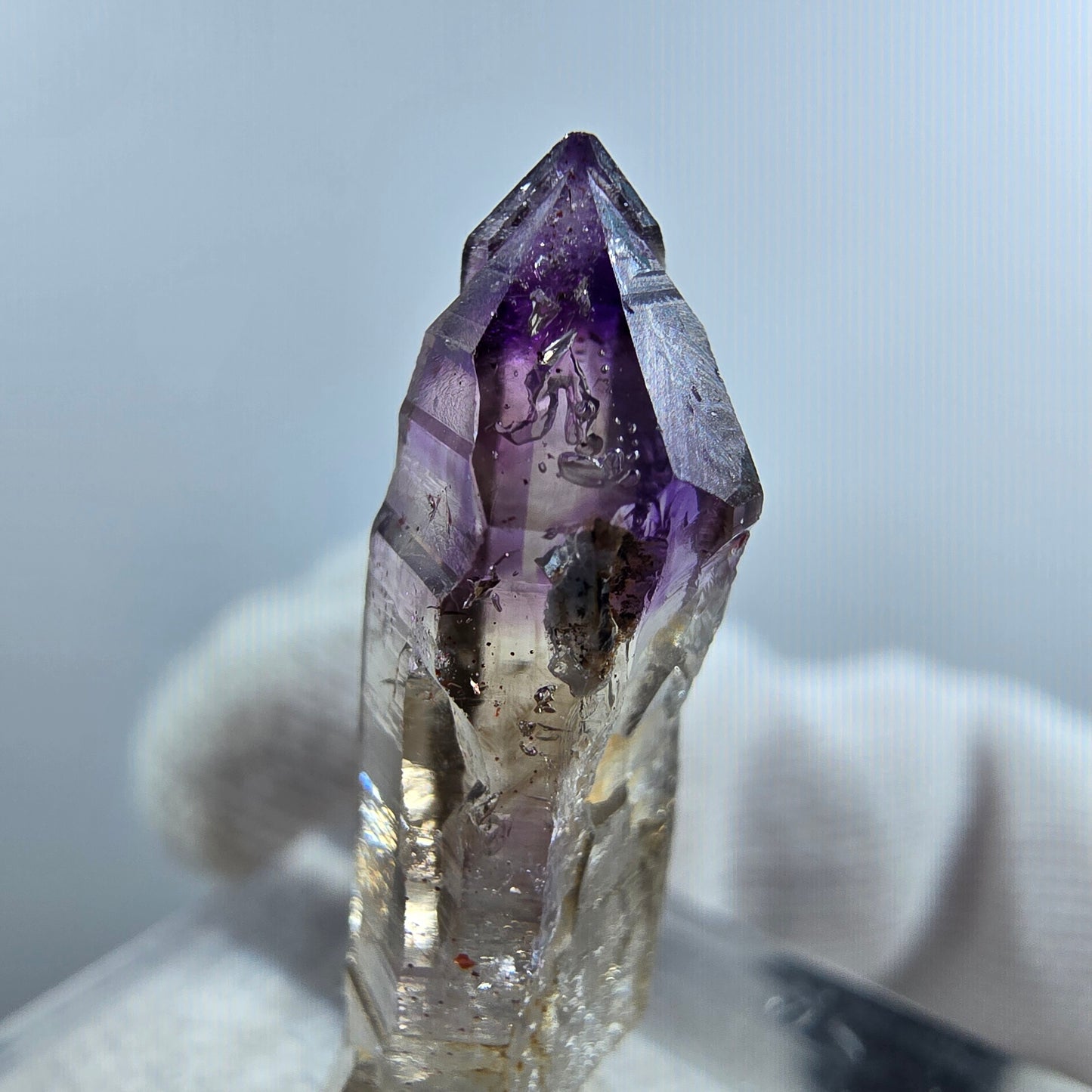 Pointe de sceptre en améthyste fantôme rare à Goboboseb, Namibie, 26 x 9 x 7 mm