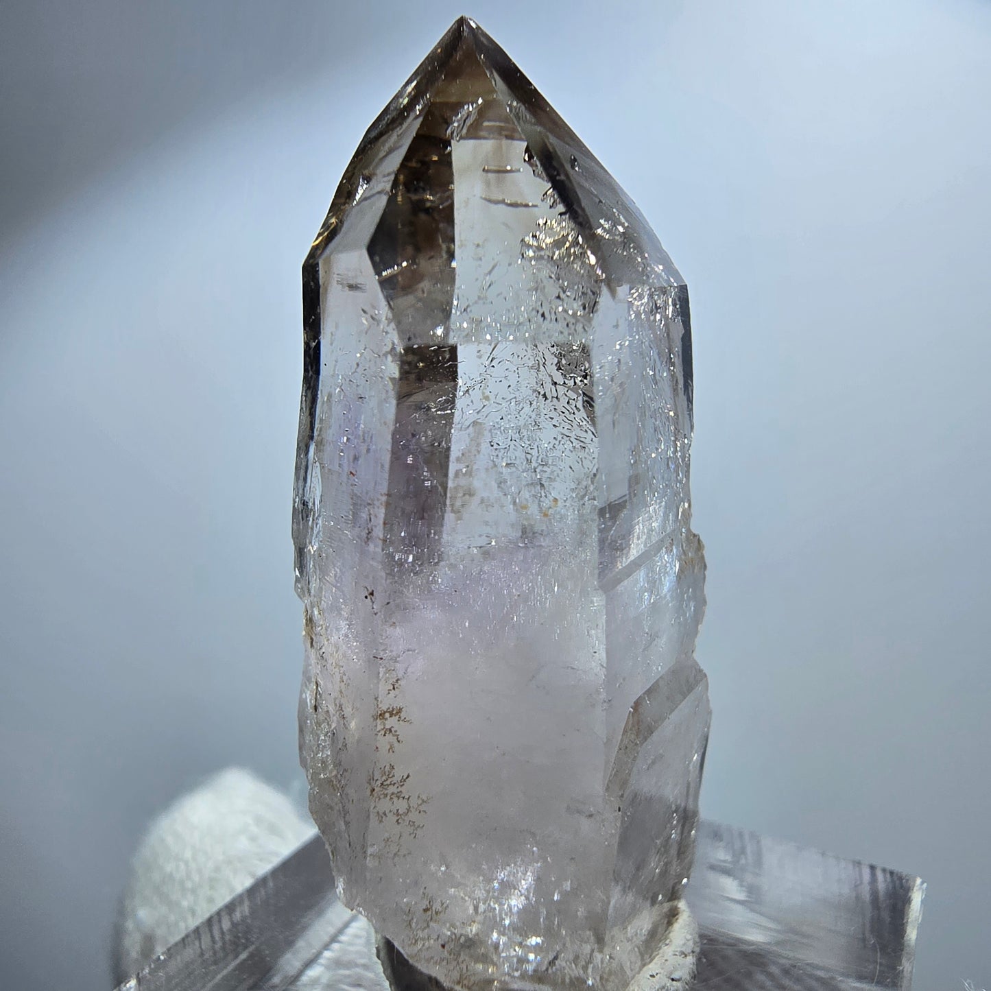 Pointe de sceptre en améthyste fantôme transparente, Goboboseb, Namibie, 40 x 18 x 15 mm