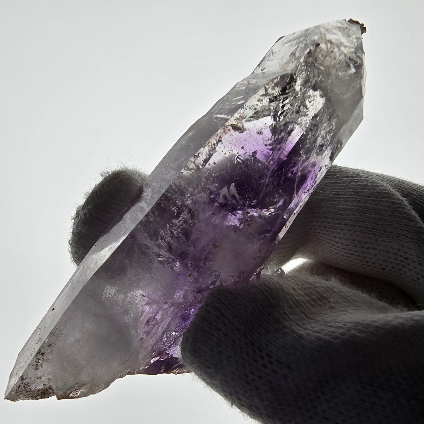 Sceptre fantôme squelette en améthyste, poche Saint-Valentin, Goboboseb, Namibie, 79 x 24 x 15 mm