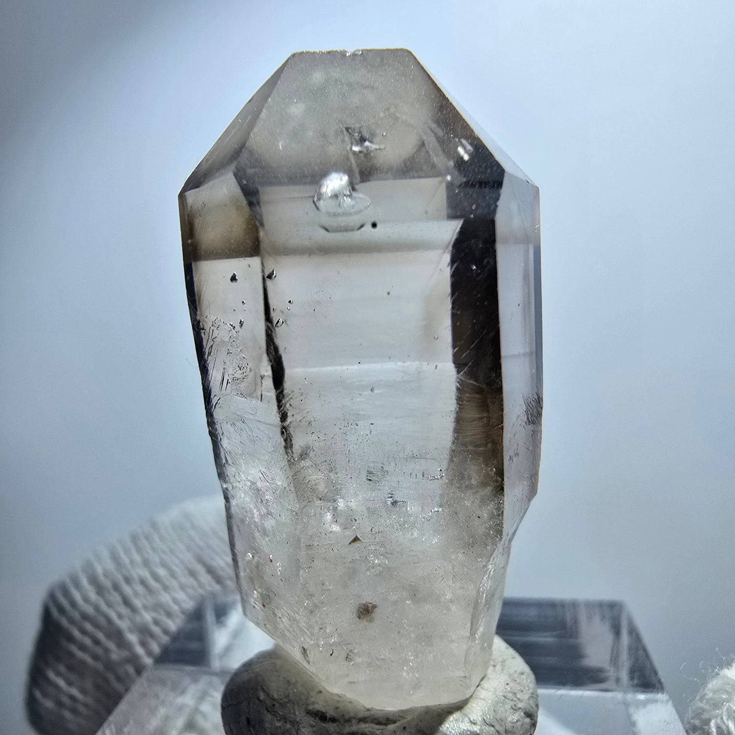 Pointe de sceptre en quartz fumé fantôme transparent, Goboboseb, Namibie, 31 x 16 x 13 mm
