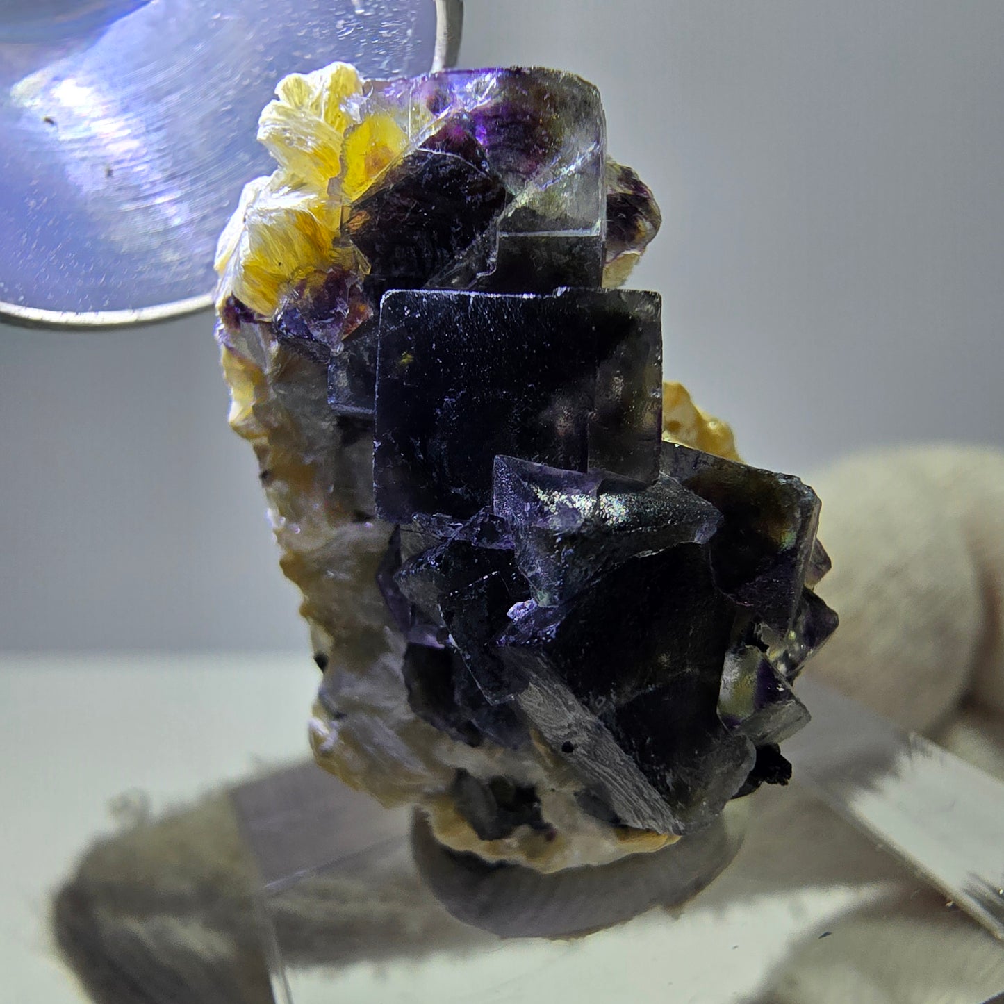 Spécimen de fluorite fantôme colorée, tourmaline scholle, muscovite, Erongo, Namibie, 30 x 19 x 20 mm