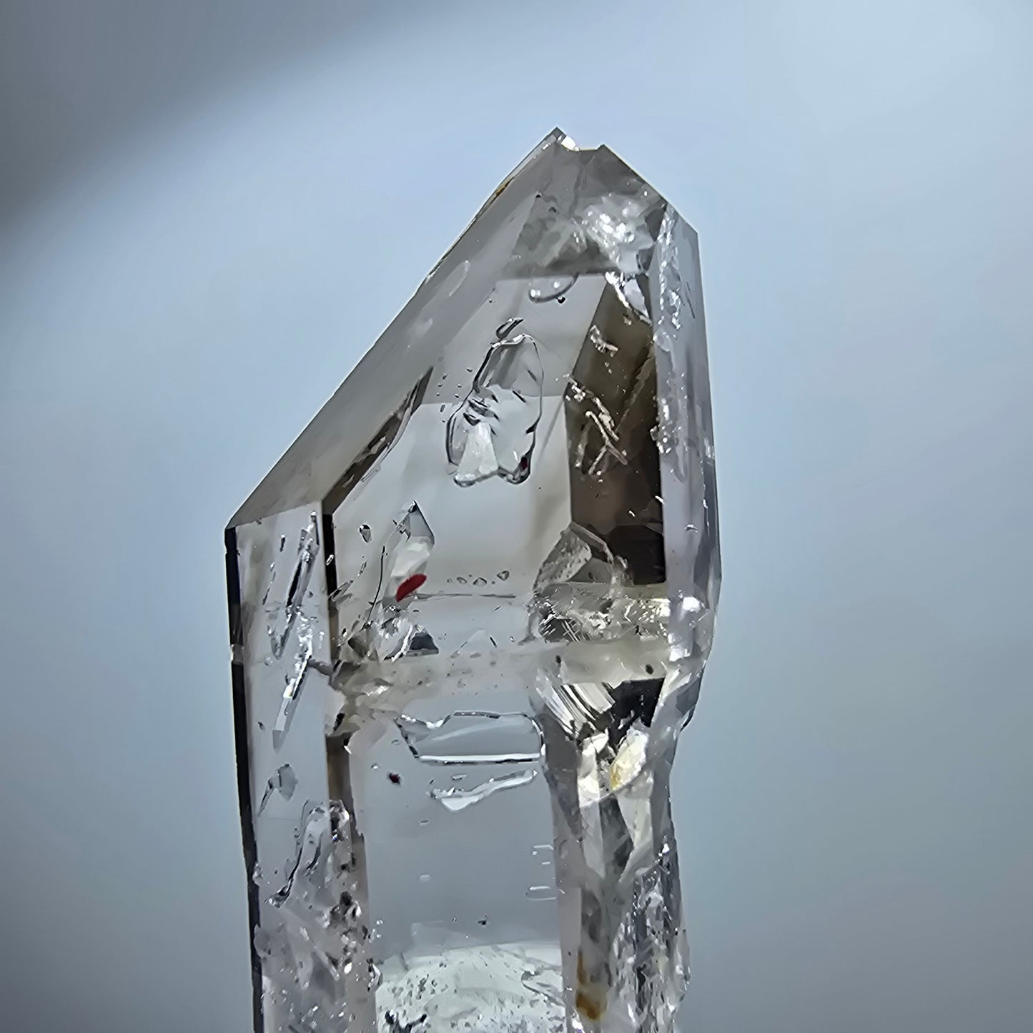 Pointe de sceptre en quartz fumé fantôme transparent, Goboboseb, Namibie, 45 x 13 x 14 mm