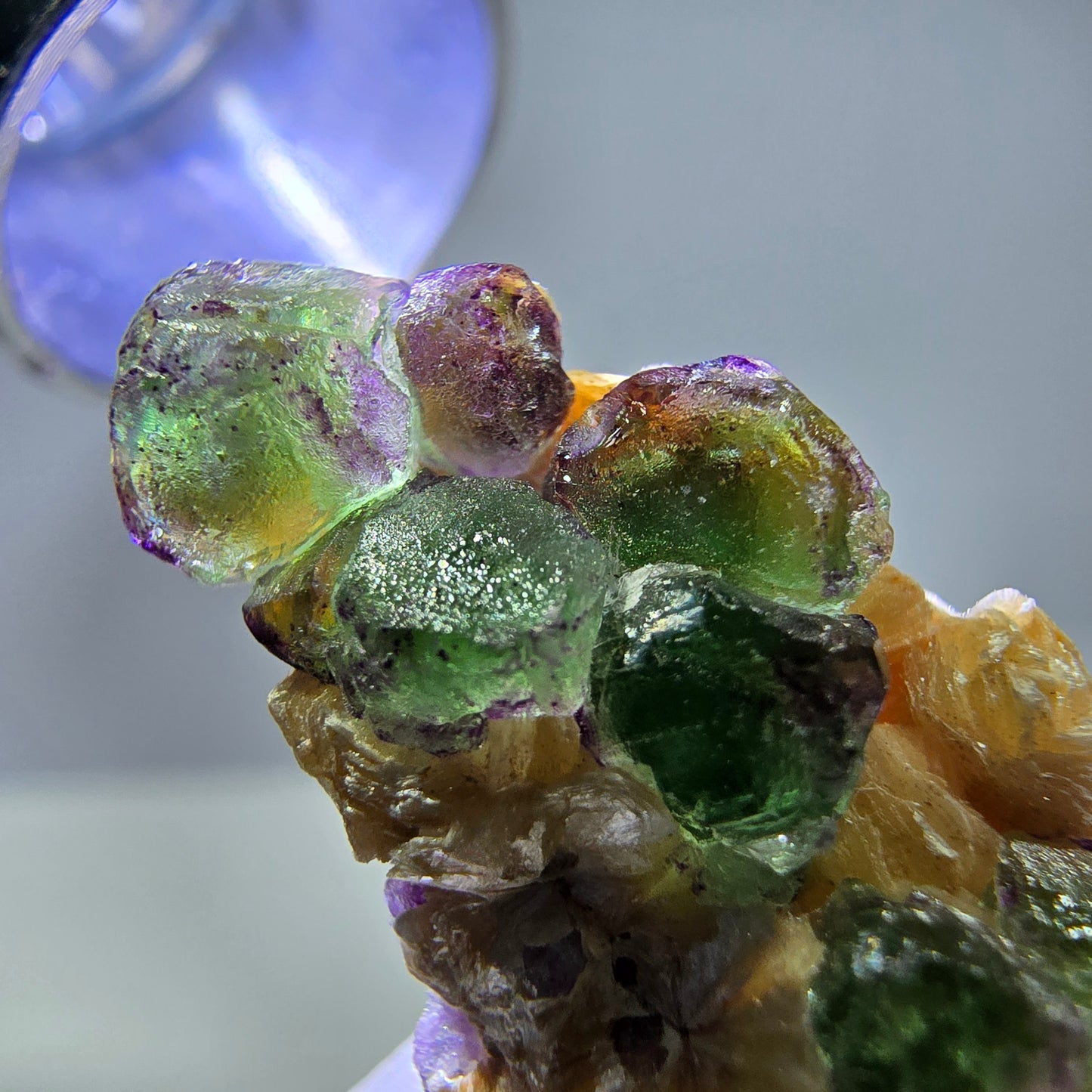 Cube de fluorite fantôme, zonal, spécimen de muscovite, Erongo, Namibie, 28 x 16 x 1 mm