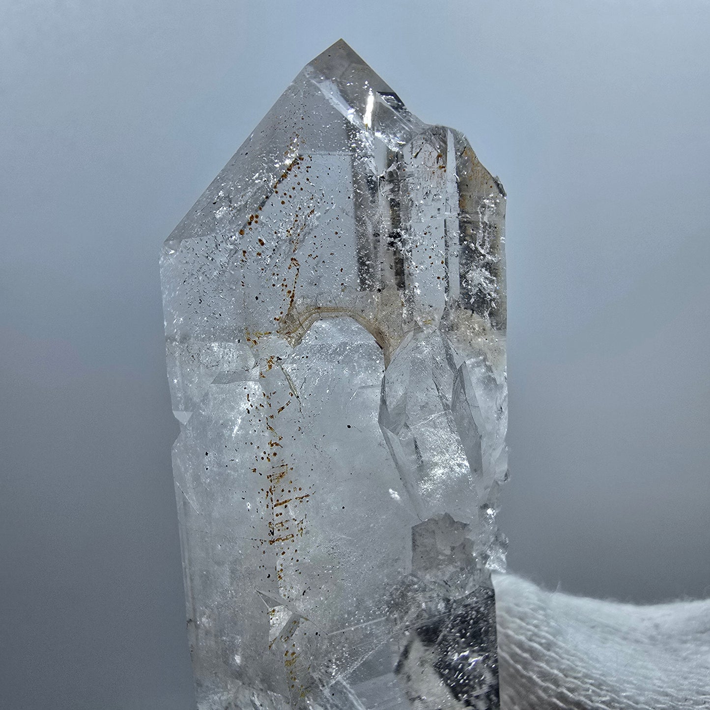 Goboboseb de poche en quartz fumé fantôme lémurien, squelette DT Stage Valentine, Namibie, 64 x 23 x 21 mm