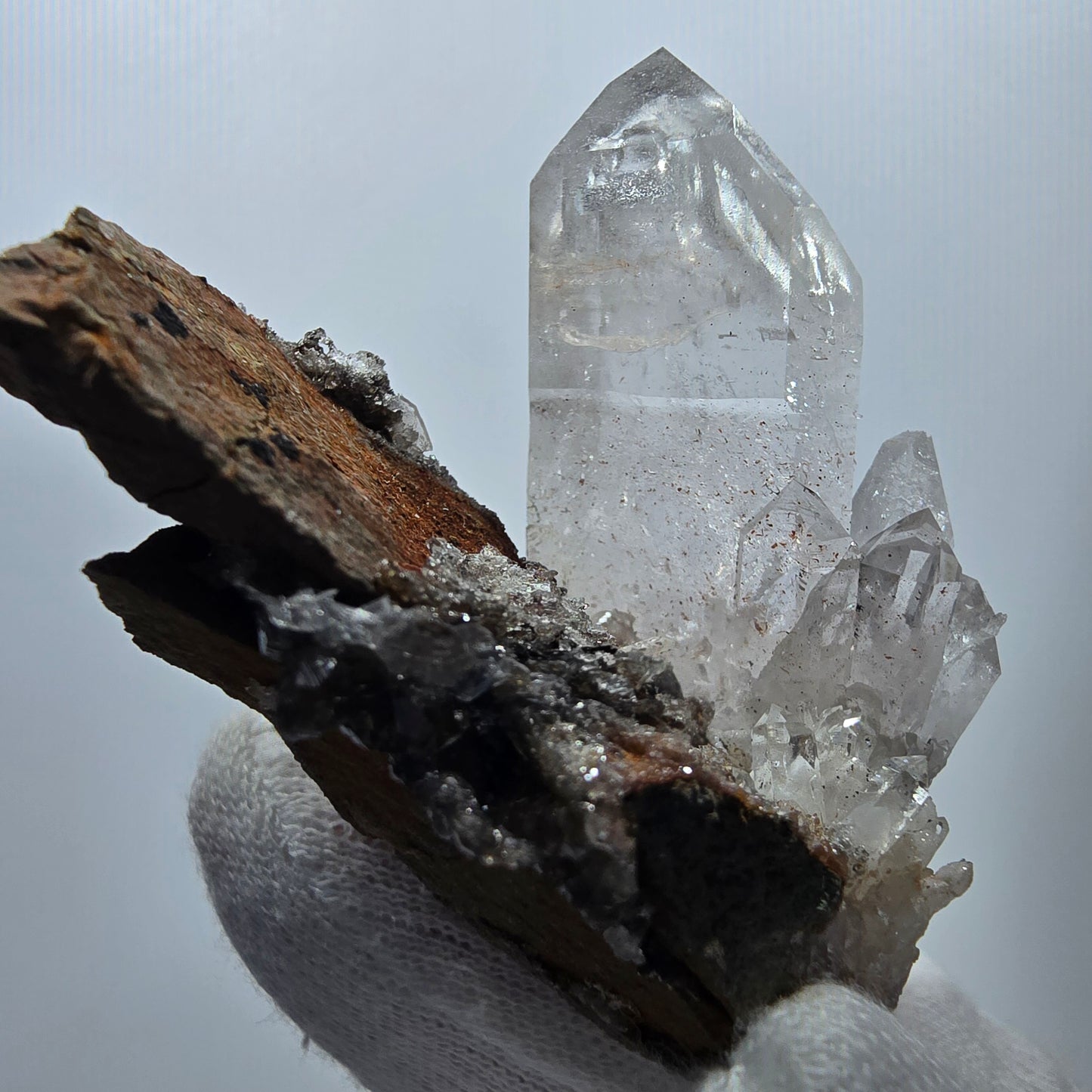 Quartz fumé fantôme hématite, calcite UV sur matrice Valentine Pocket Gob. Namibie 82 x 57 x 53 mm