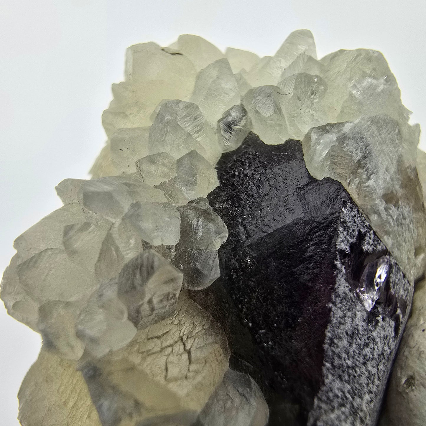 UV Calcit auf Amethyst Streep Mine Goboboseb Namibia 38*25*27mm Sammlung