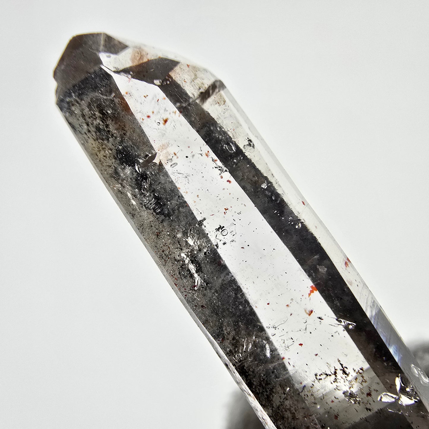 Quartz fumé fantôme lémurien, poche Valentine à pointe d'hématite, Namibie, 47 x 12 x 8 mm