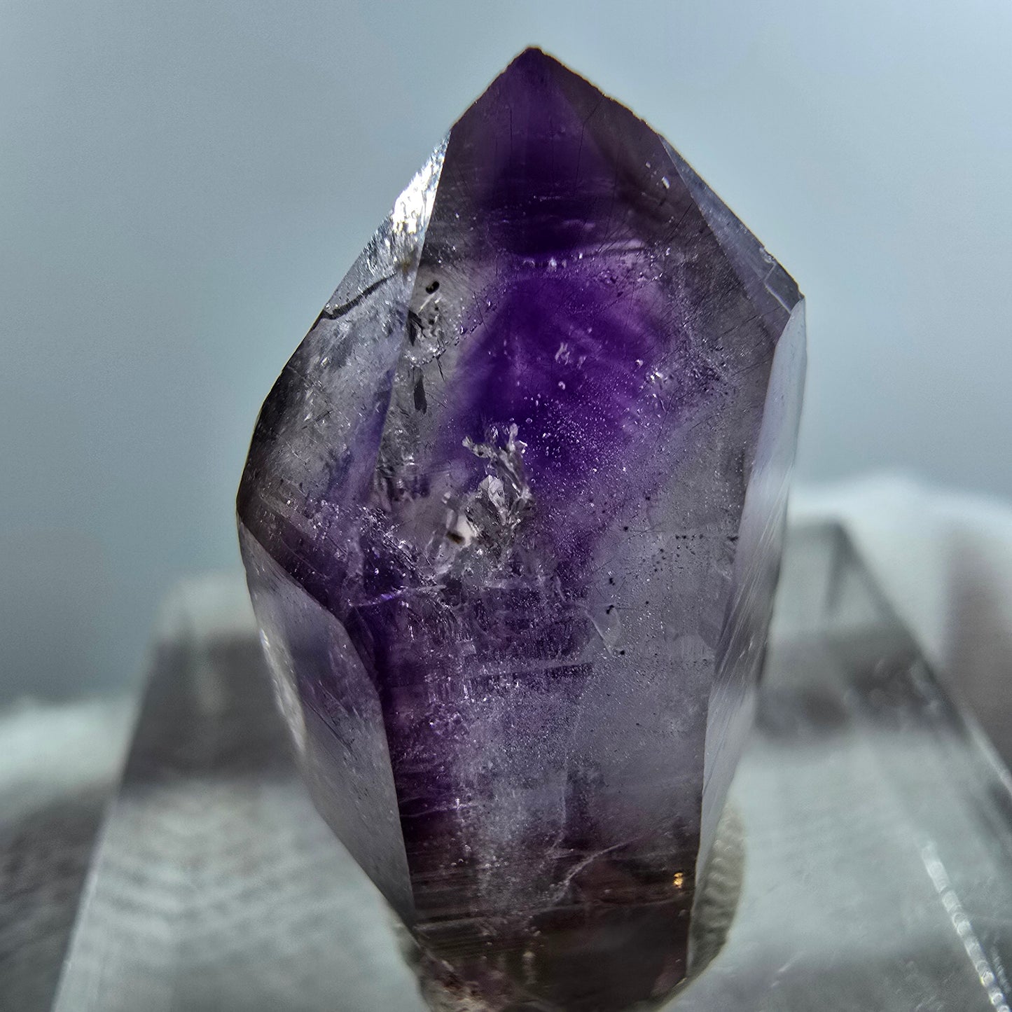 Pointe de sceptre en améthyste fantôme rare à Goboboseb, Namibie, 22 x 15 x 11 mm