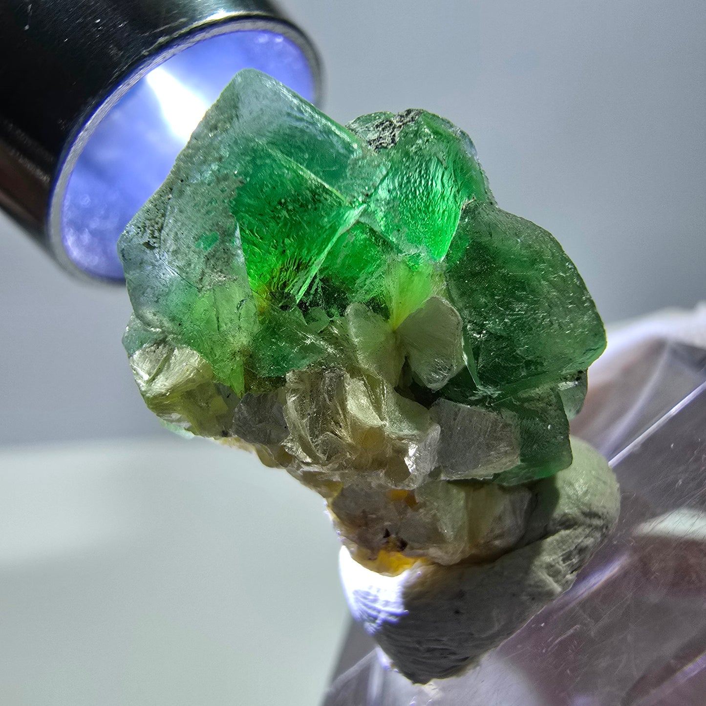 Cube de fluorite fantôme, zonal, muscovite, spécimen d'hyalite, Erongo, Namibie, 22 x 19 x 16 mm