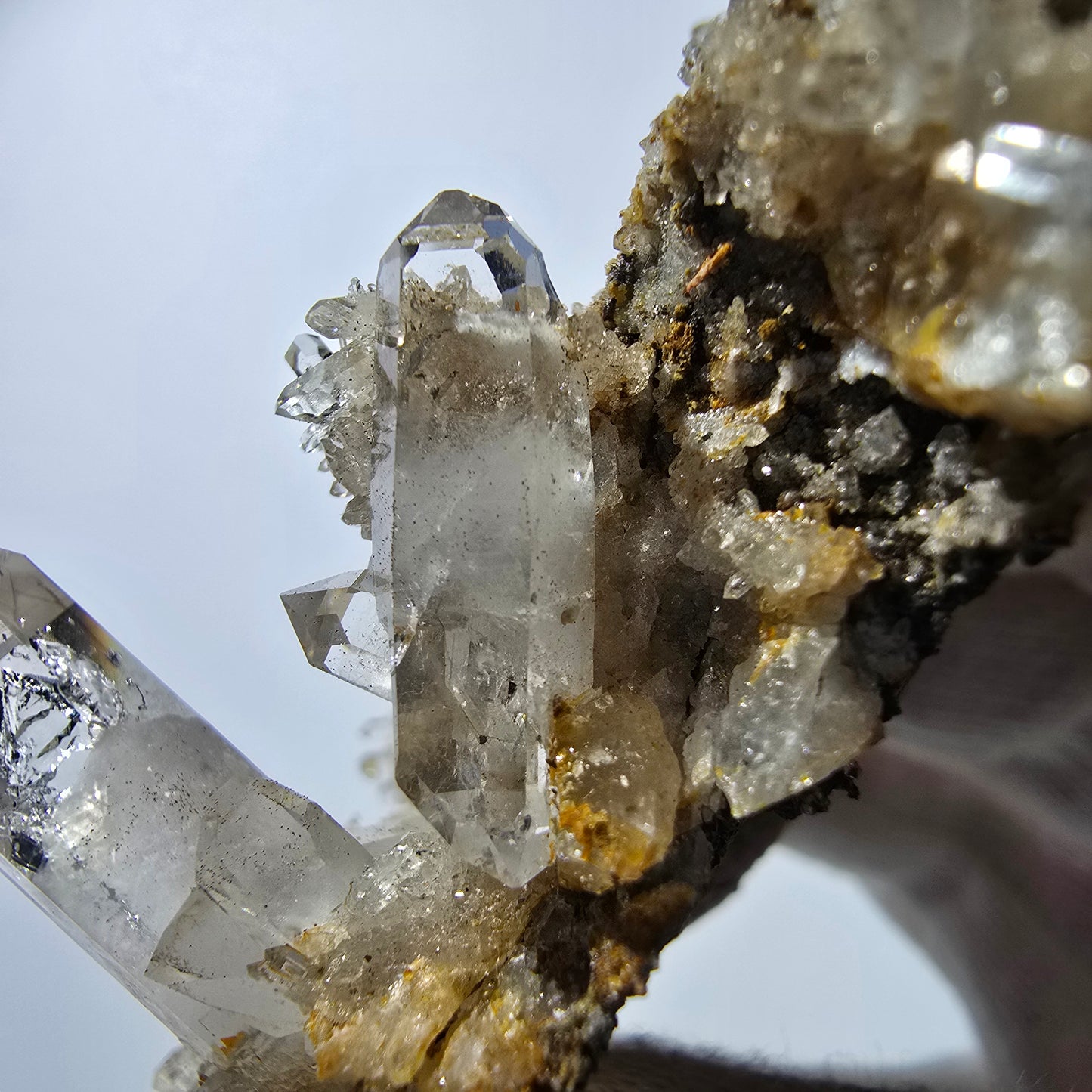 Quartz fumé fantôme DT, calcite UV sur matrice, spécimen Valentine Pocket, Namibie, 103 x 51 x 30 mm