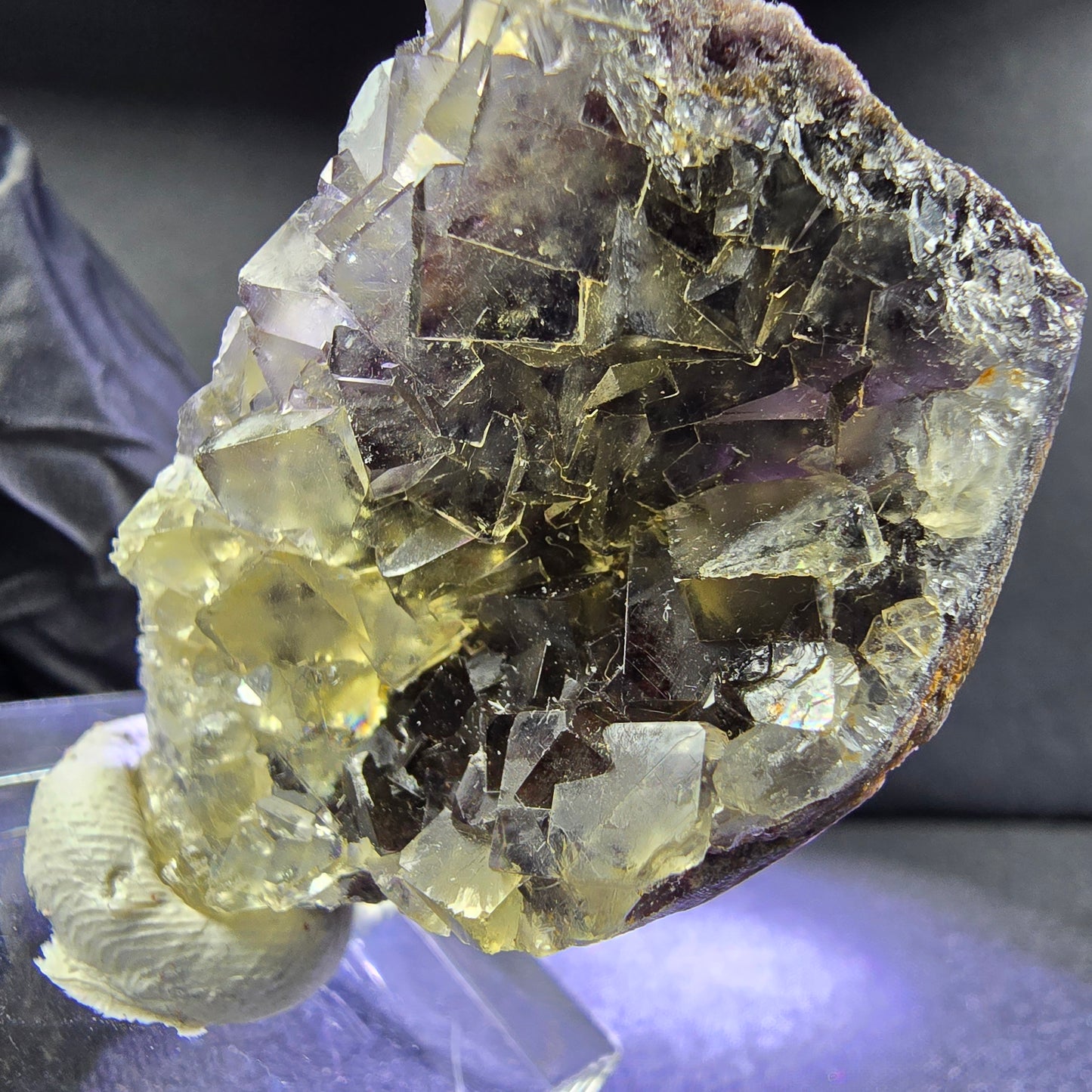 Rare Zonare Fluorite XX niveau cube jaune violet 43*28*15mm d'Okorusu, Namibie