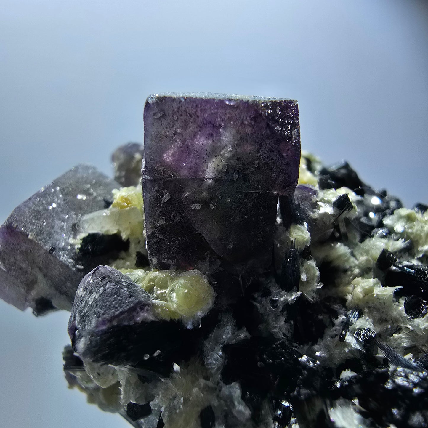 Fluorite fantôme colorée, tourmaline schol, hyalite, quartz fumé, muscovite, Erongo, Namibie, 78 x 70 x 48 mm