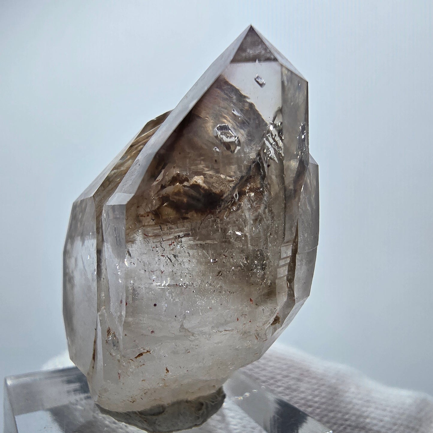 Amas de sceptres en quartz fumé fantôme transparent, Goboboseb, Namibie, 40 x 34 x 23 mm