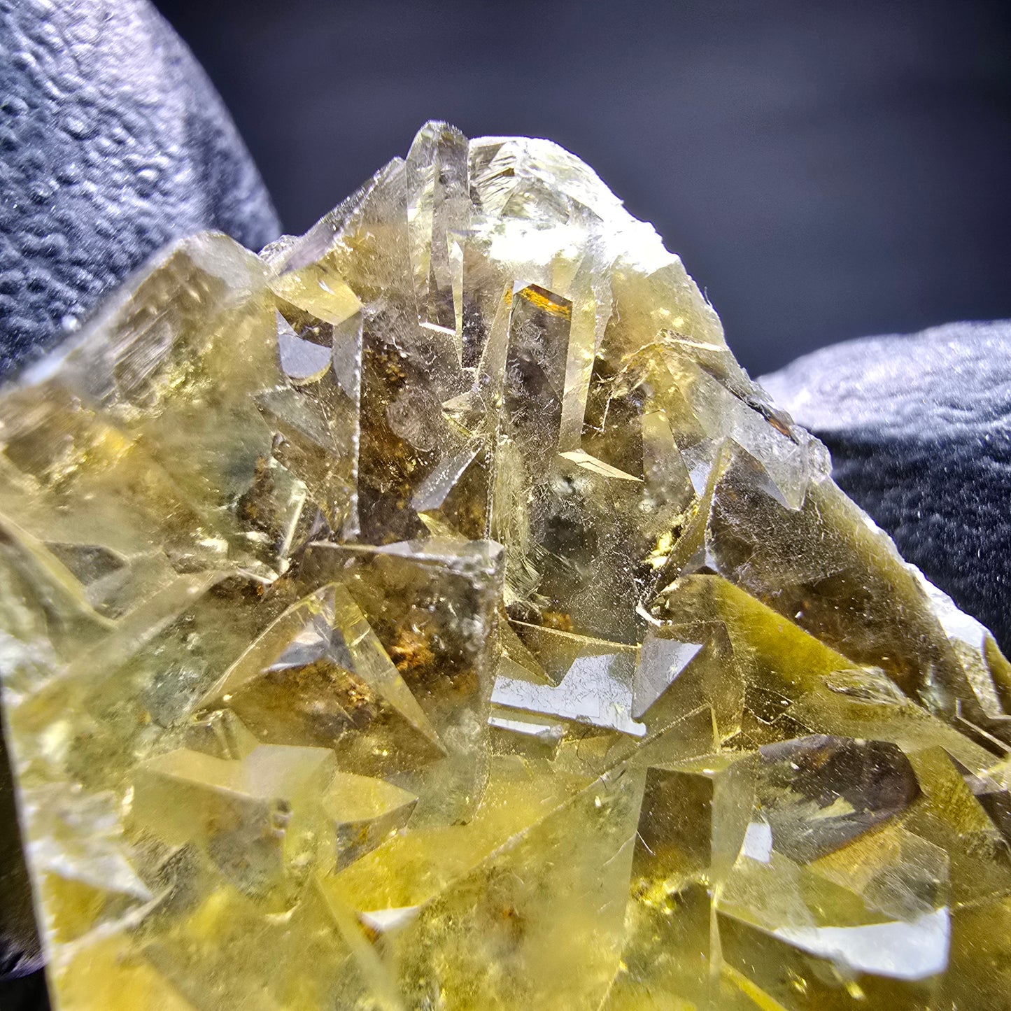 Klare Honey Pocket Phantom Fluorit Würfel Stufe gelb Okorusu Namibia 43*32*10mm