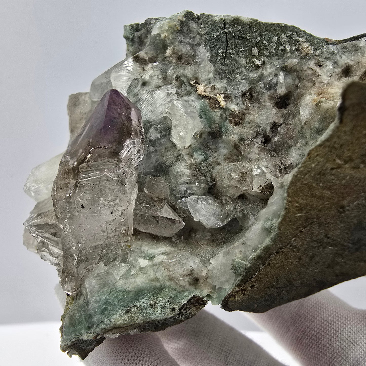 Amethyst Skelett Zepter, UV Calcit auf Matrix Goboboseb, Namibia 101*77*62mm
