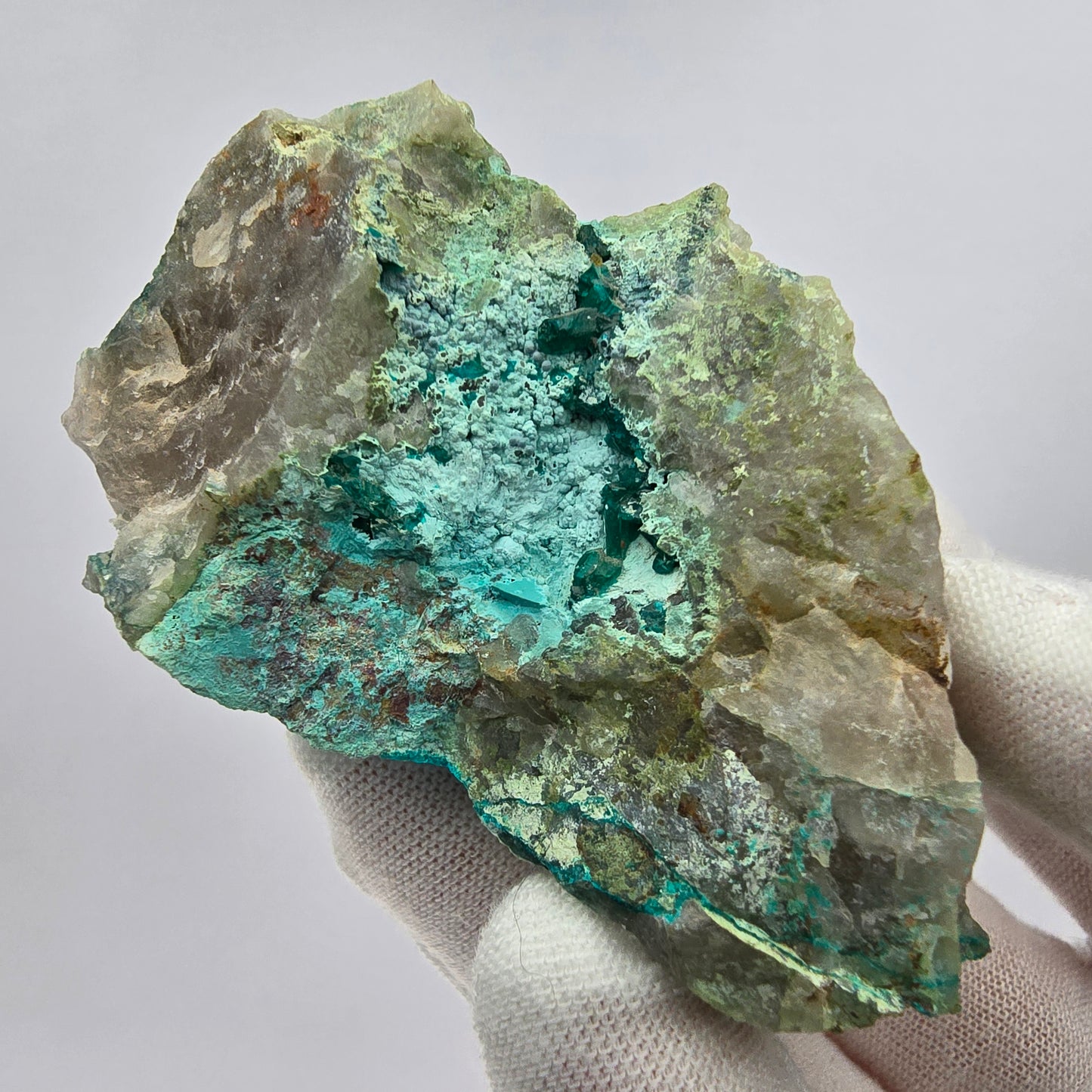 Rare spécimen de dioptase, chrysocolle sur quartz, Kaokoveld, Namibie, 68 x 41 x 38 mm