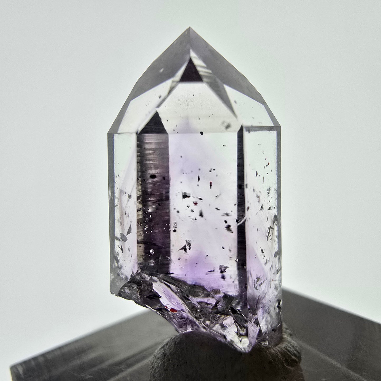 Améthyste fantôme avec hématite, mine Streep, Goboboseb, Namibie, 27 x 14 x 11 mm