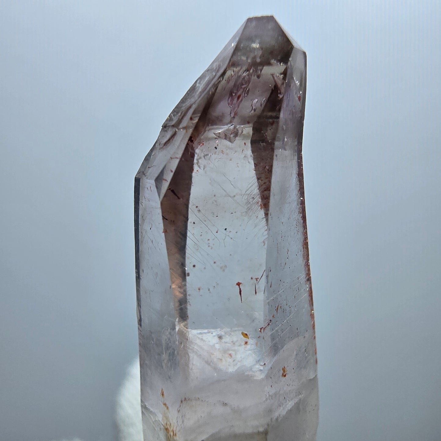 Pointe de sceptre en quartz fumé fantôme lémurien, Goboboseb, Namibie, 39 x 15 x 11 mm