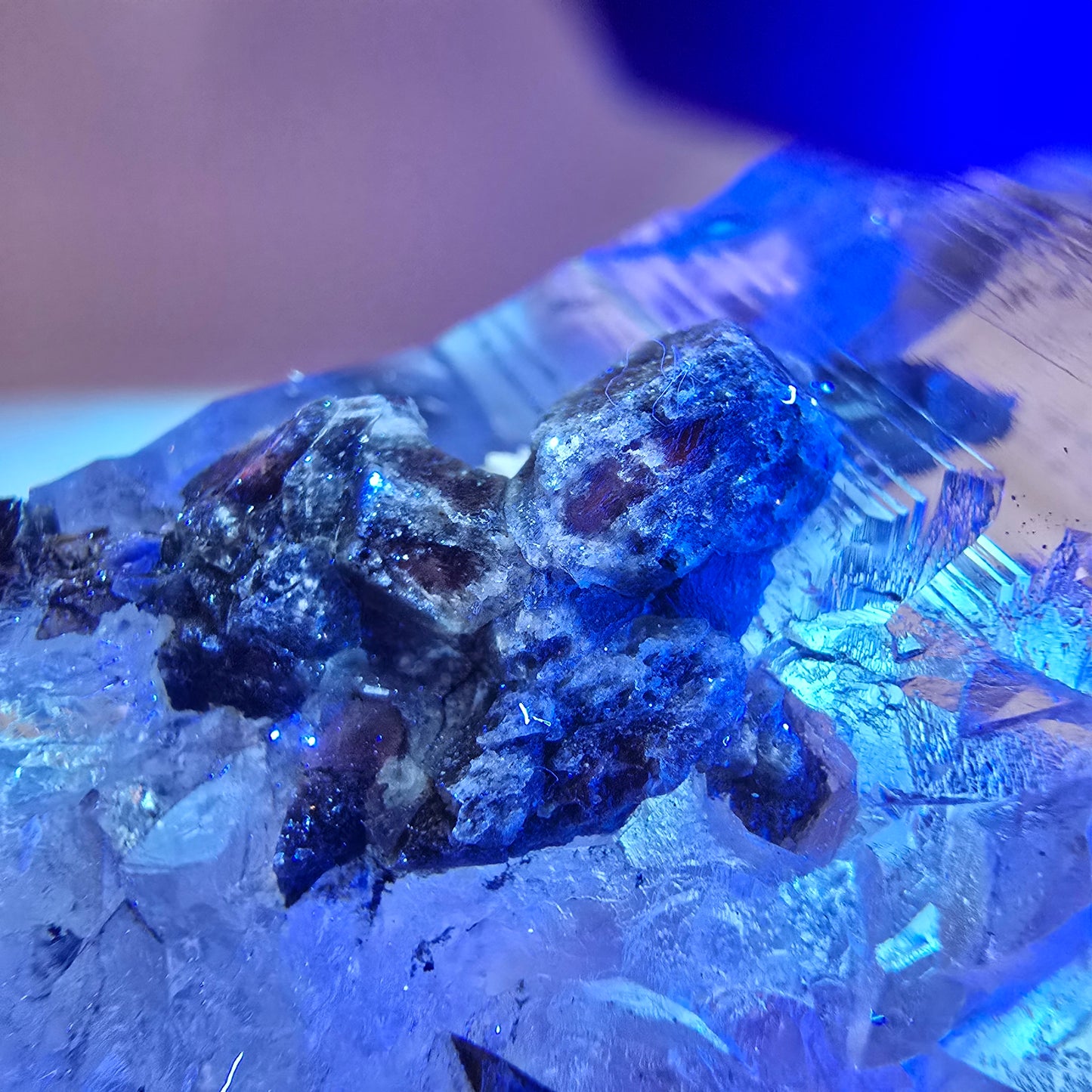 Quartz fumé squelette Enhydro DT, calcite UV, pochette Valentine 3x Bubble, Namibie 118 x 34 x 29 mm