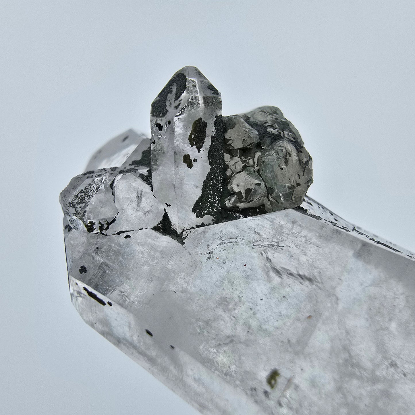 Klarer Bergkristall Quarz mit UV Calcit Streep Mine Goboboseb Namibia 32*17*12mm