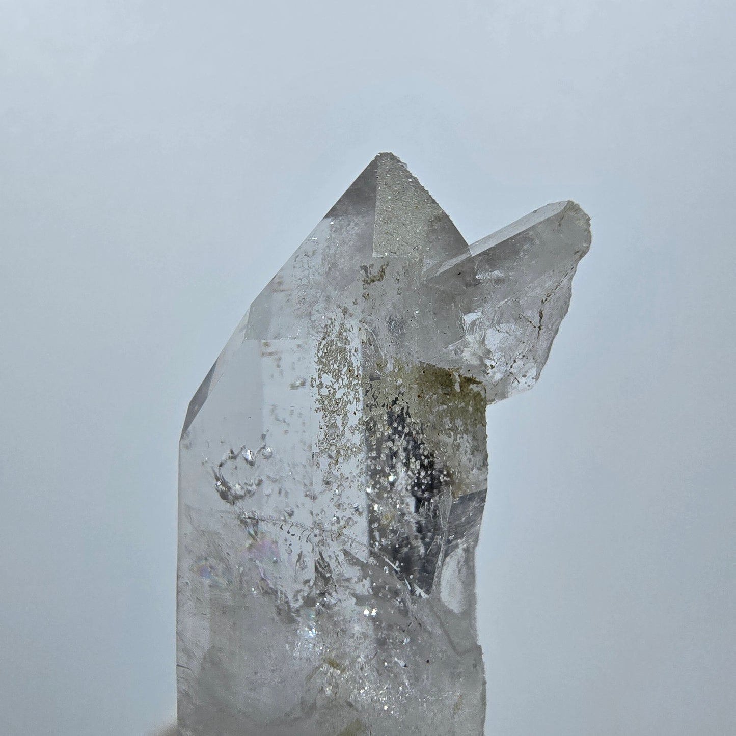 Quartz clair, préhnite, hématite, mine Point Streep, Goboboseb, Namibie, 43 x 21 x 13 mm