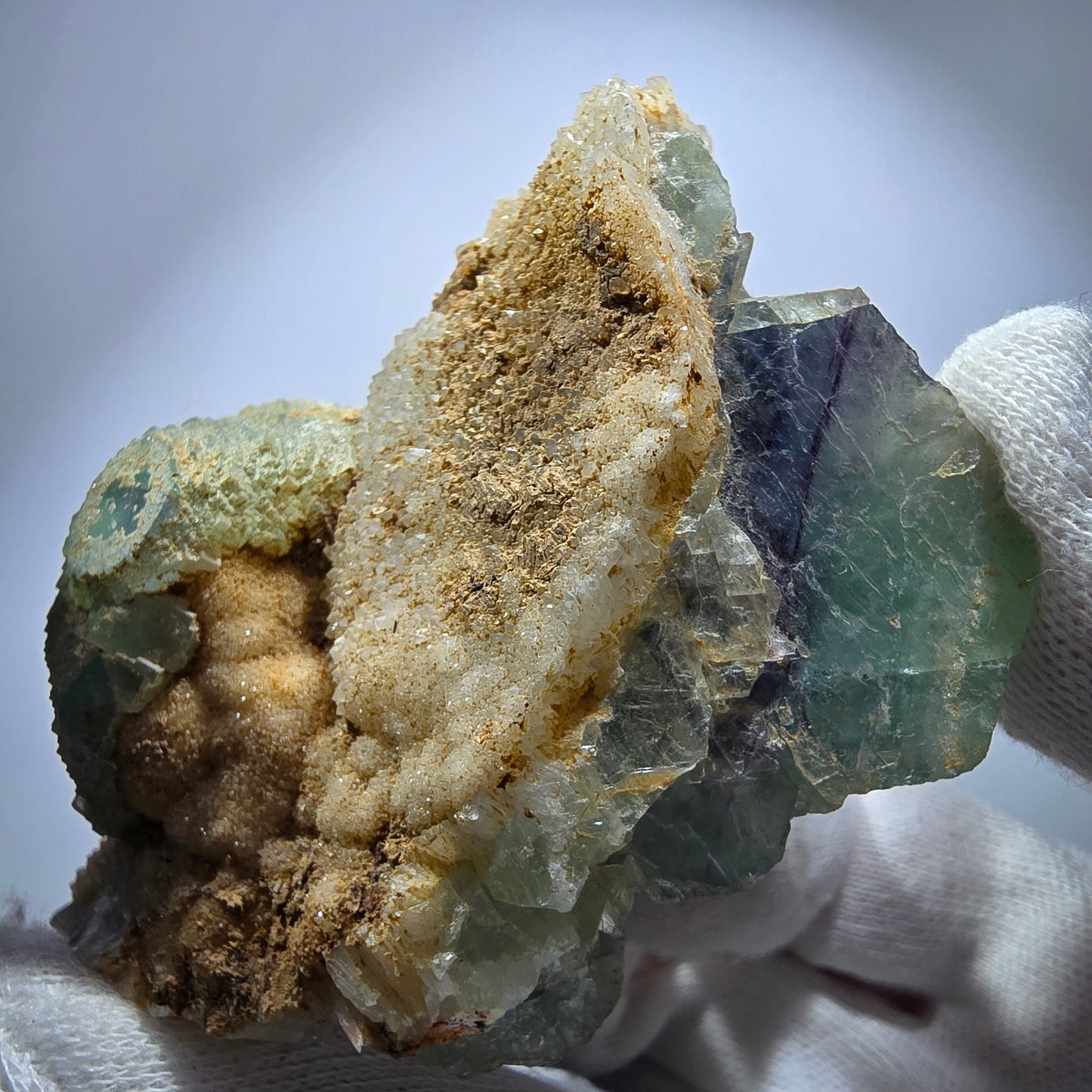 Fluorite rare, classée sur un spécimen de cube de quartz Omehane, Namibie 71*49*33mm