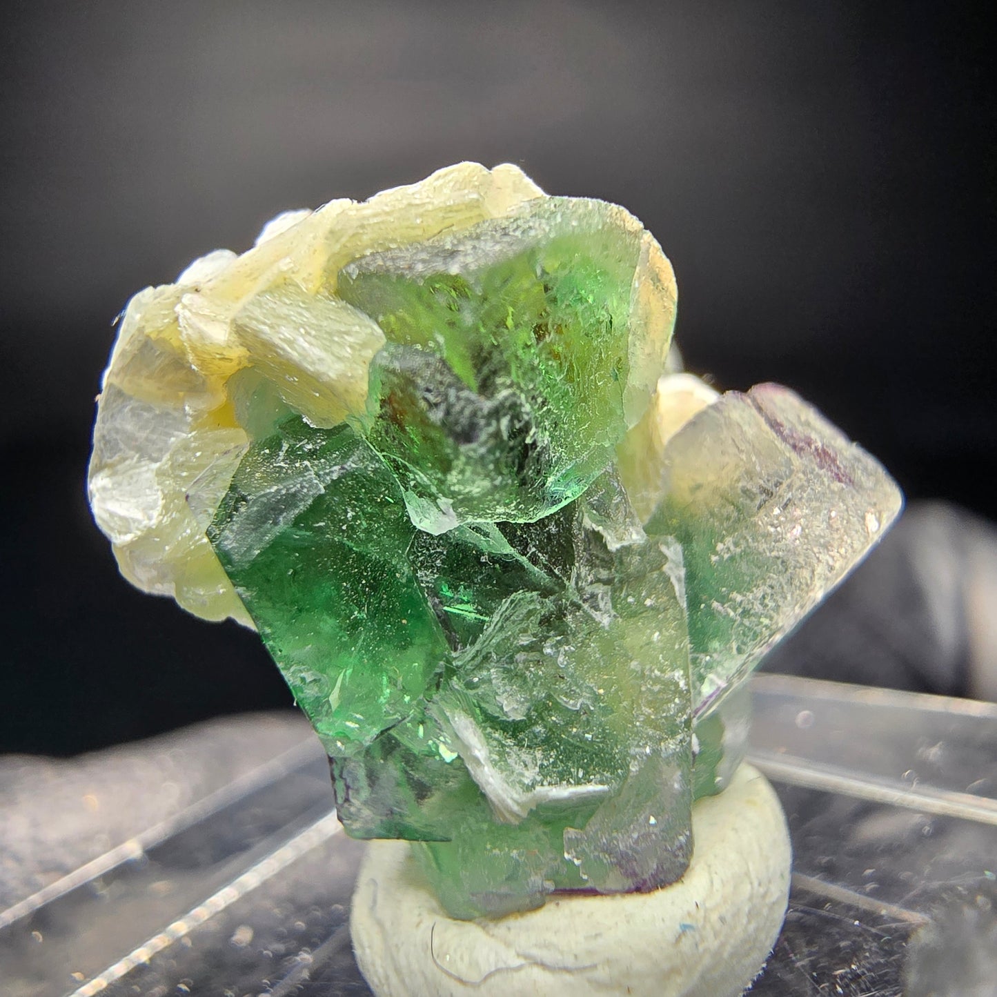 Fluorite fantôme sur scène muscovite Erongo namibie 19*17*11mm Collection minérale