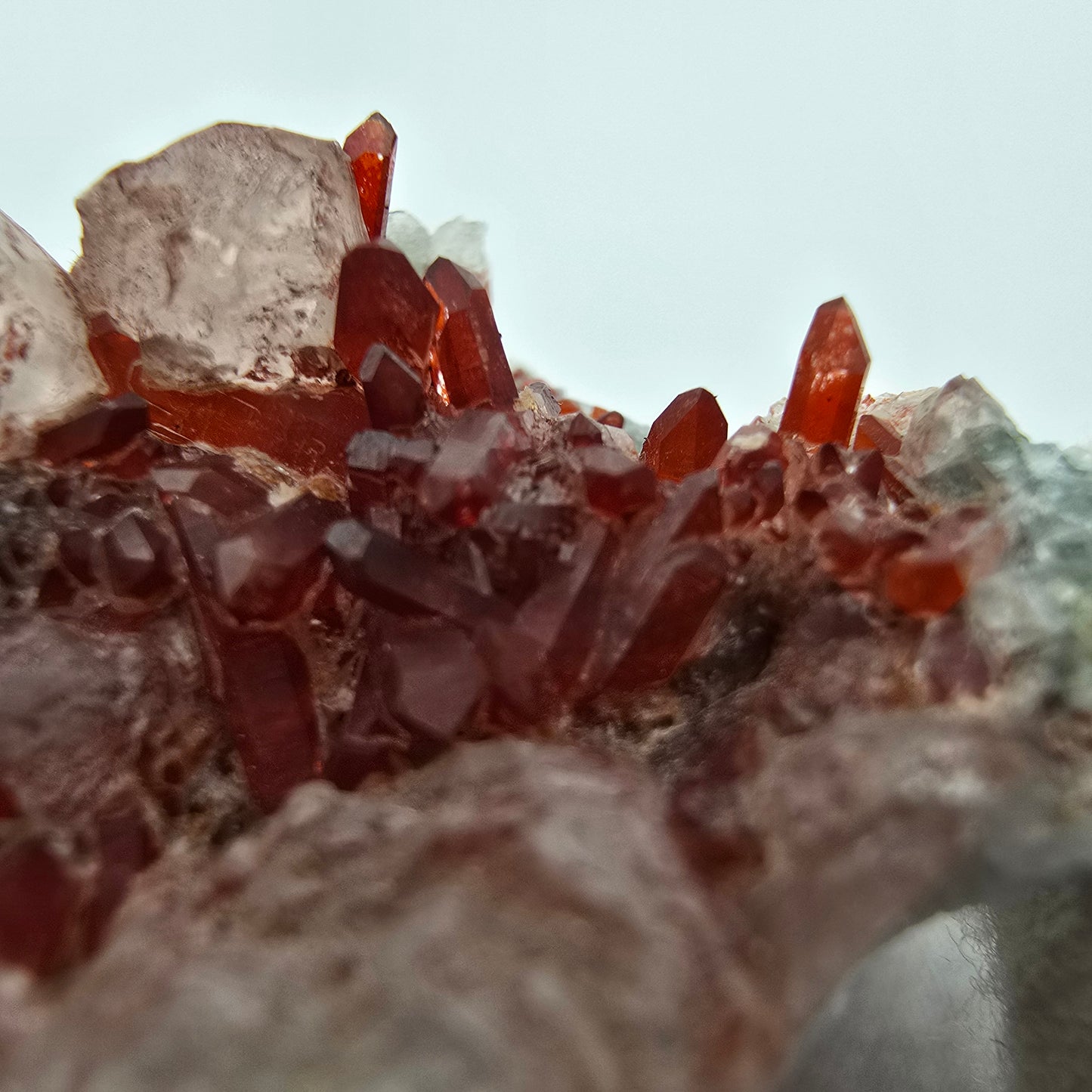 Rote Hämatit Quarz, UV Calcit Stufe Streep Mine, Goboboseb, Namibia 40*25*25mm