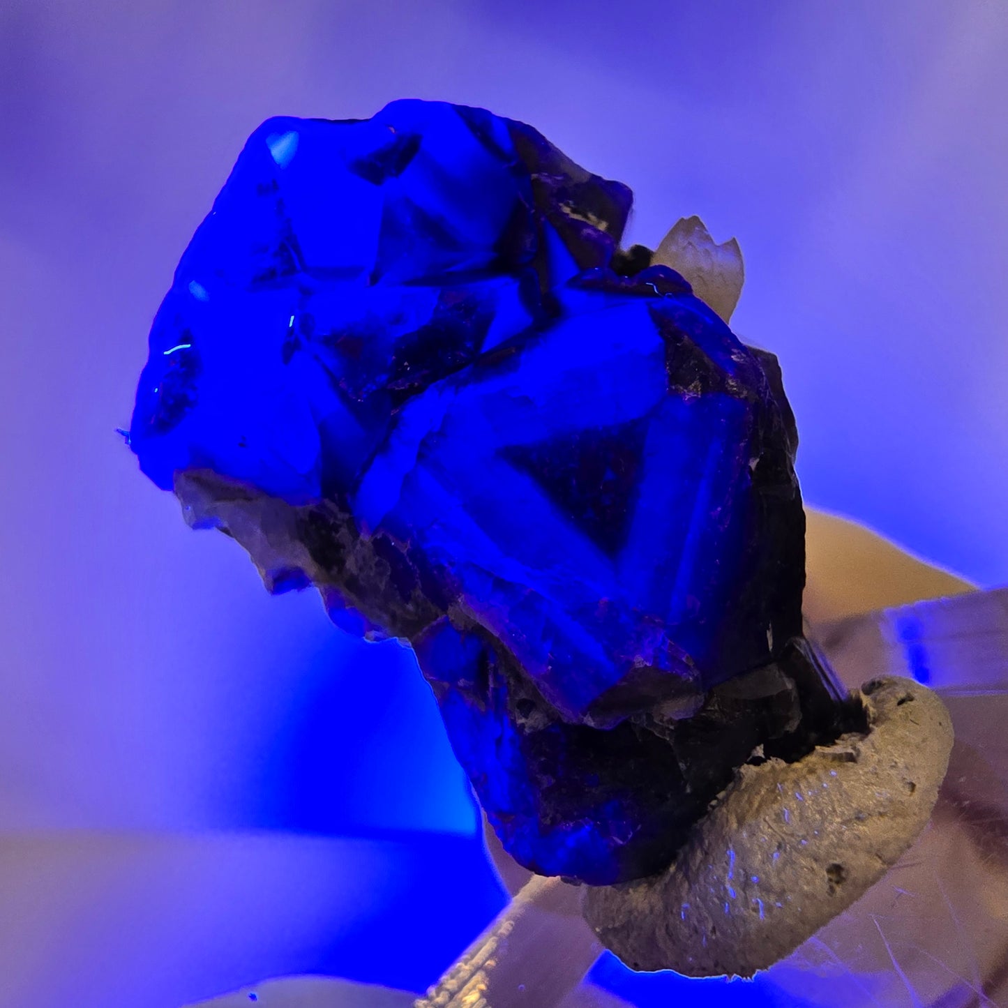 Rare cube de fluorite UV, spécimen de quartz, vert violet, Okorusu, Namibie 32 x 26 x 15 mm
