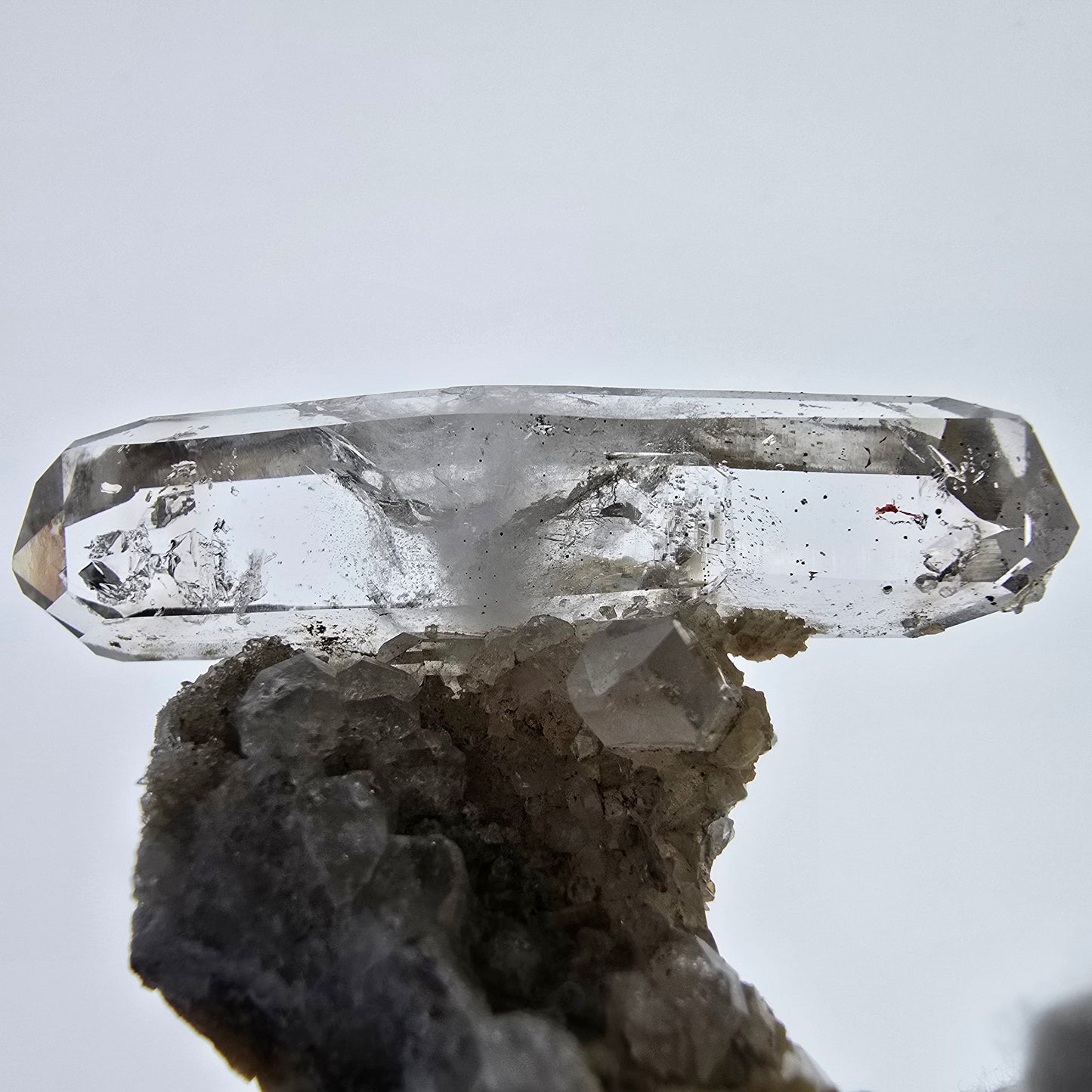 Sceptre DT en quartz fumé fantôme, poche Analcime sur Matrix Valentine, Namibie 47 x 37 x 17 mm