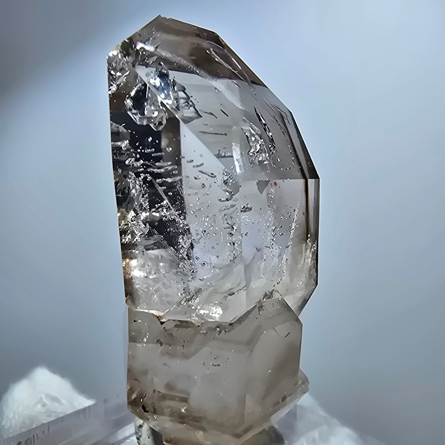 Pointe de sceptre en quartz fumé fantôme transparent, Goboboseb, Namibie, 44 x 21 x 18 mm