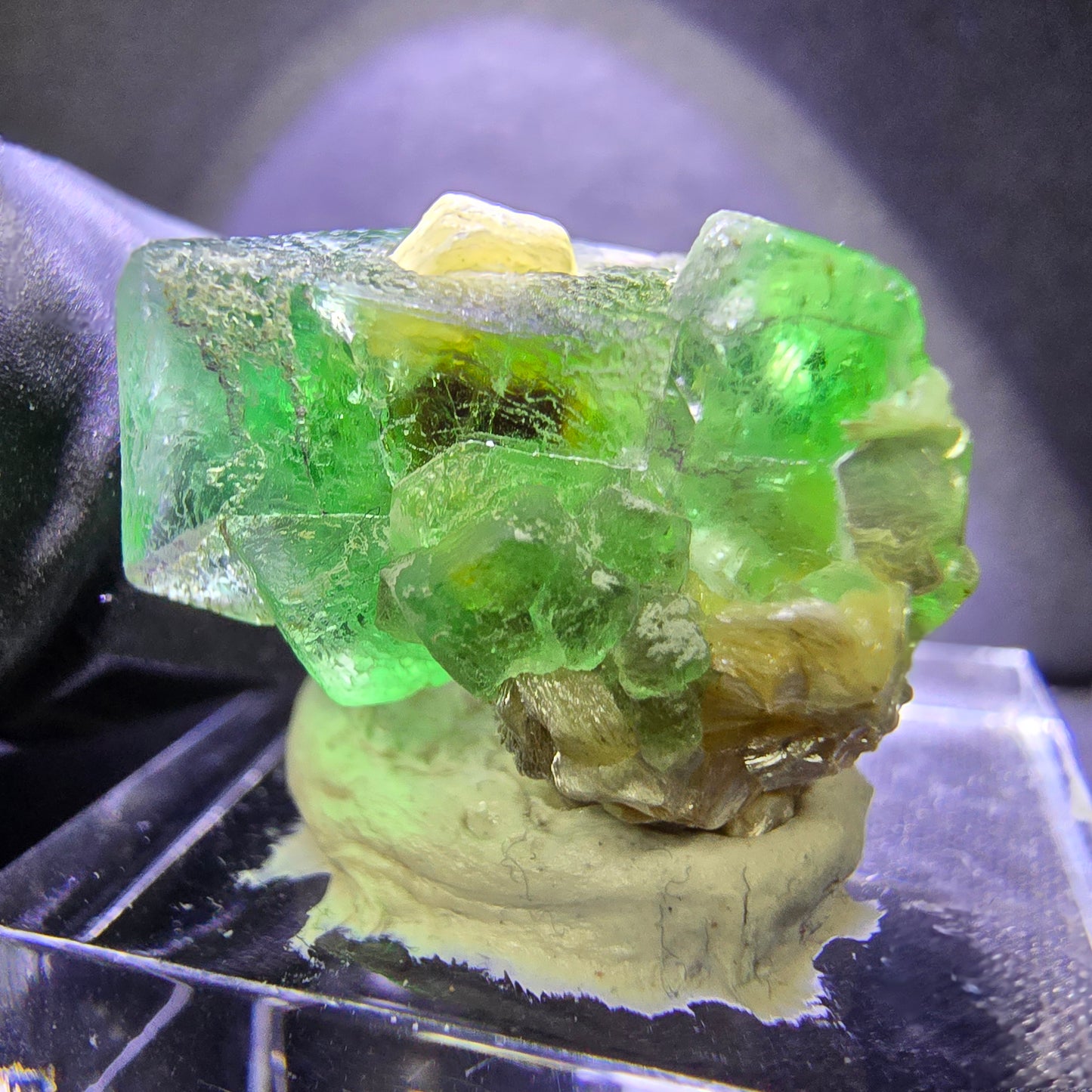 TOP Phantom Fluorit mit Muskovit grün 20*17*12mm Erongo, Namibia Sammlung