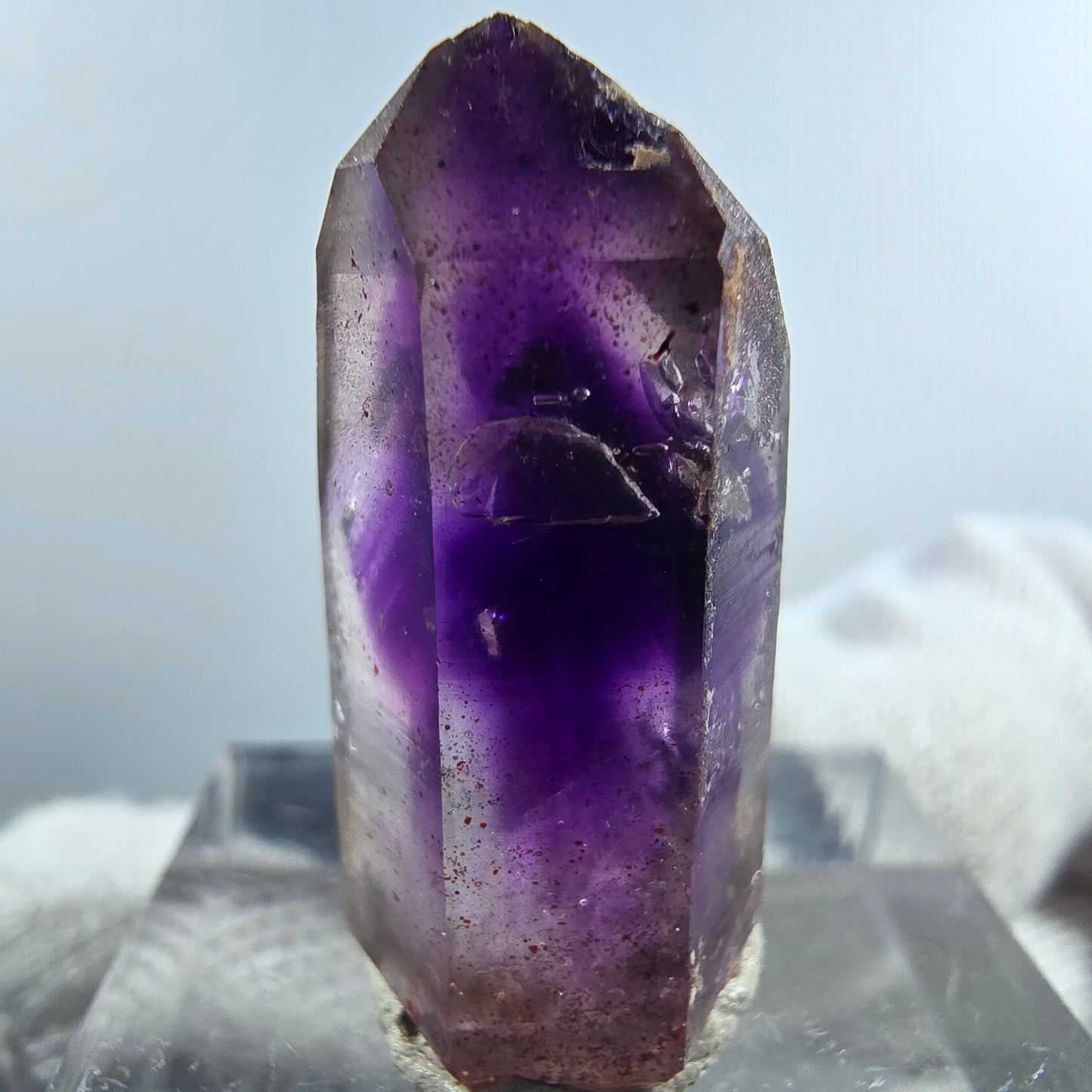 Pointe de sceptre en améthyste fantôme rare à Goboboseb, Namibie, 26 x 12 x 10 mm