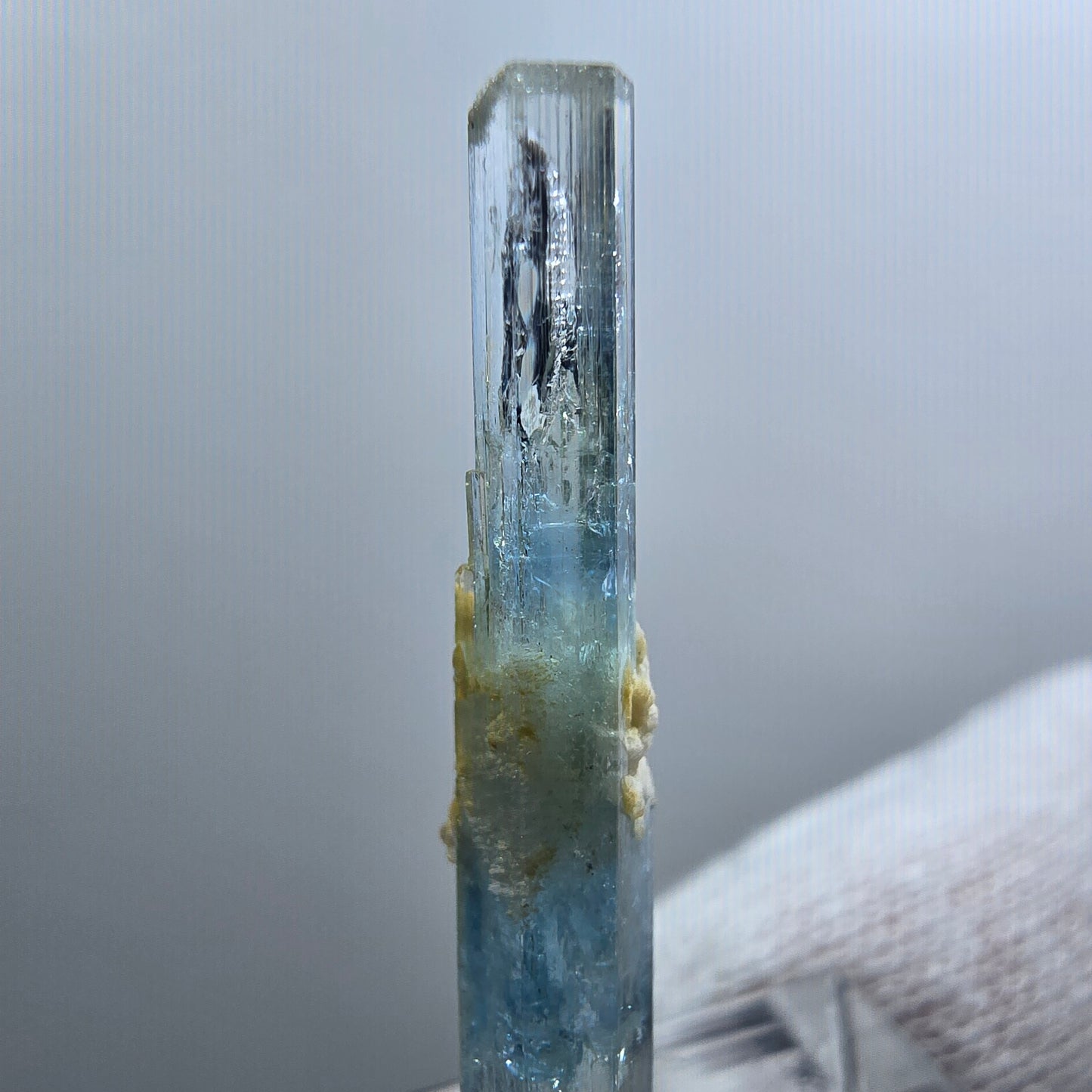 Rare spécimen d'orthose à double terminaison aigue-marine, Erongo, Namibie, 33 x 5 x 4 mm