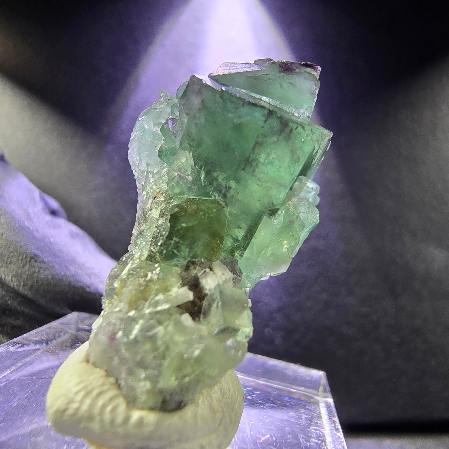 Seltene Zonare Fluorit XX Würfel Stufe grün lila 28*17*13mm aus Okorusu, Namibia