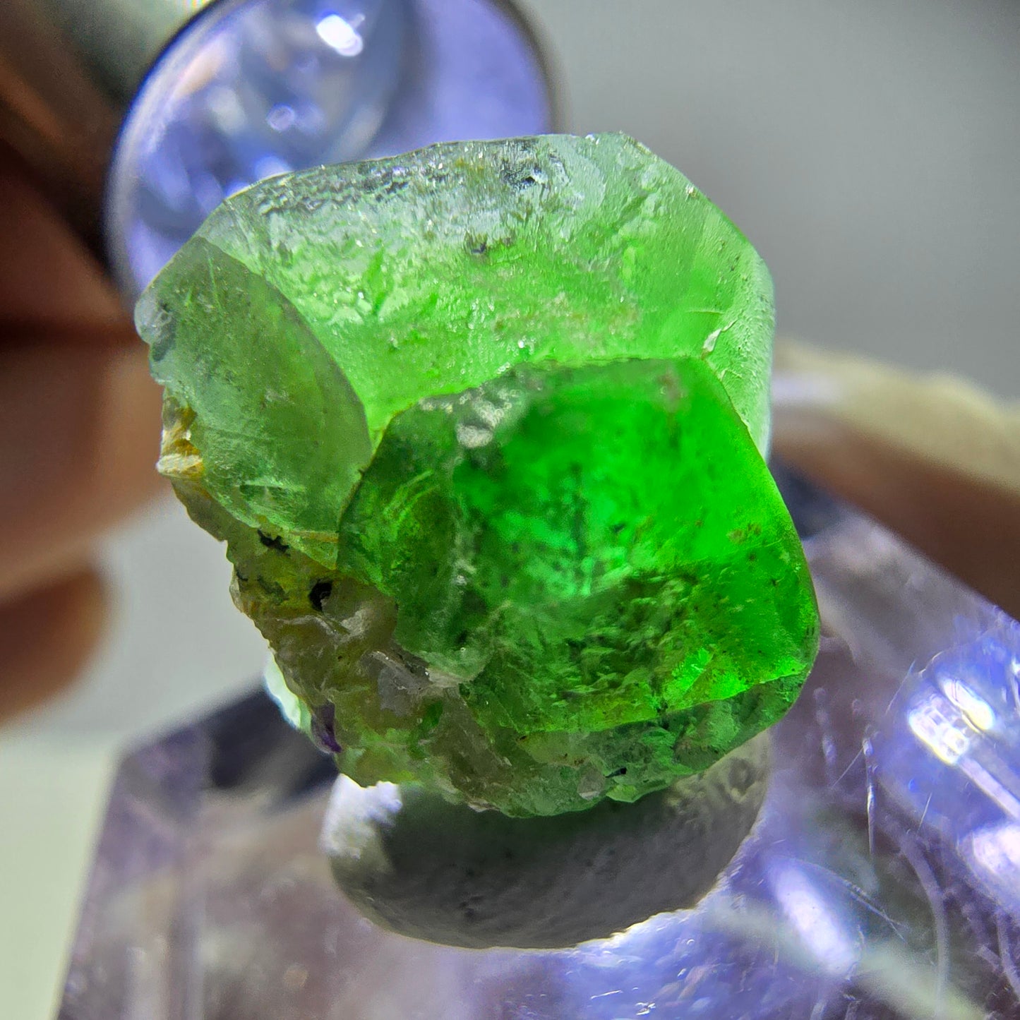 Cube hexagonal de fluorite fantôme, muscovite, tourmaline Schörl, Erongo, Namibie, 14 x 14 x 14 mm