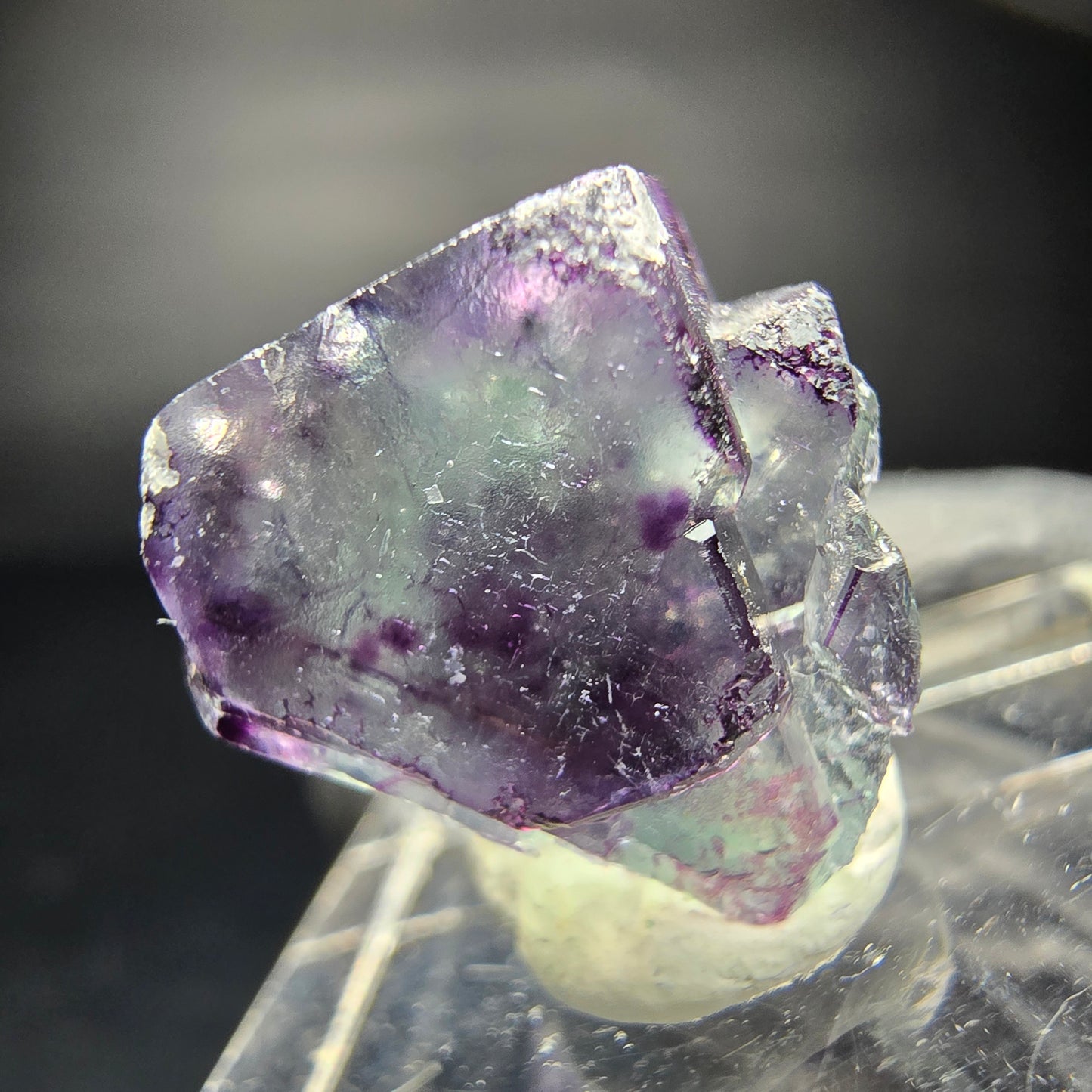 Klarer Phantom Fluorit Würfel lila grün mit Hyalit Erongo Namibia 18*16*14mm