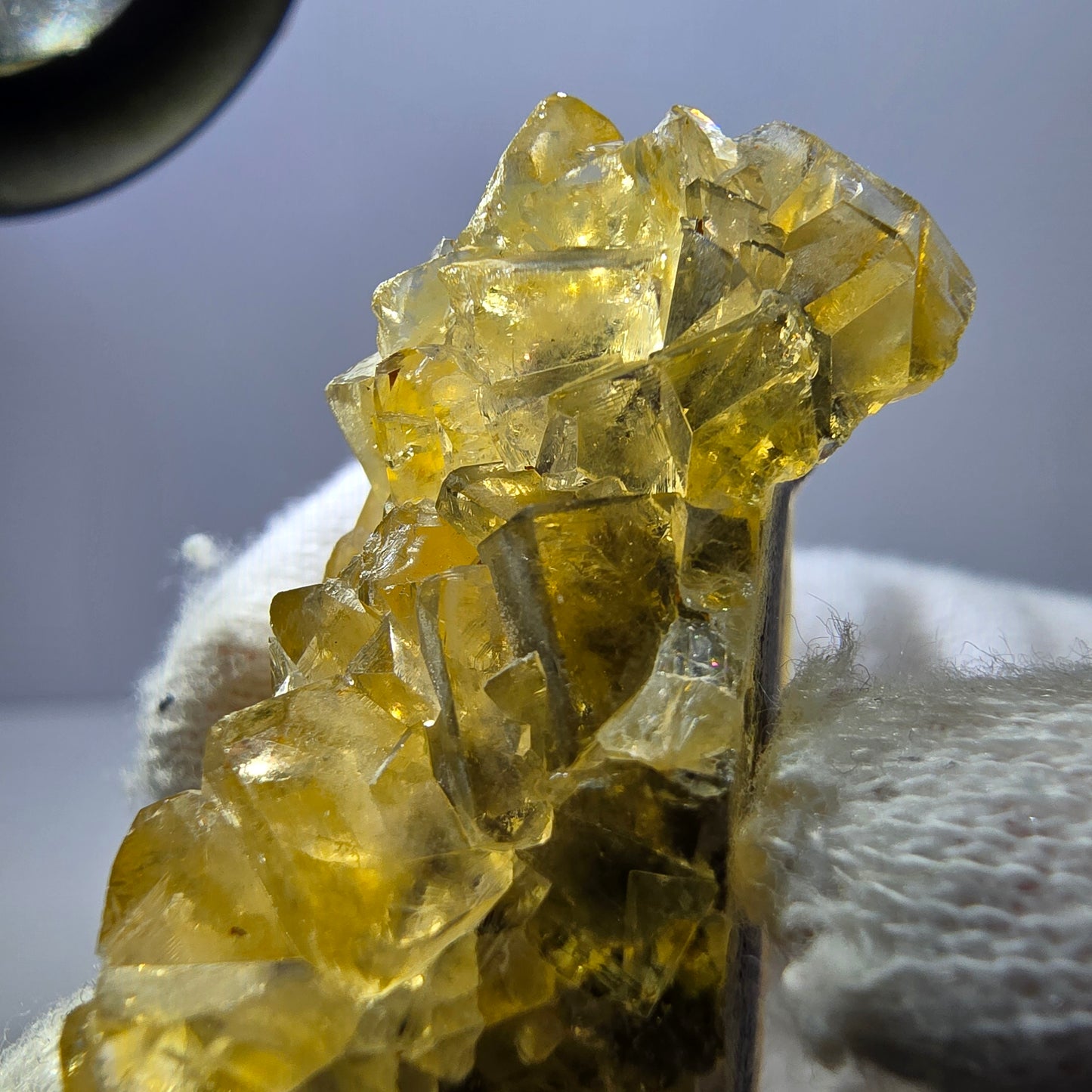 Spécimen de cube de fluorite fantôme, poche jaune miel, Okorusu, Namibie, 44 x 30 x 25 mm