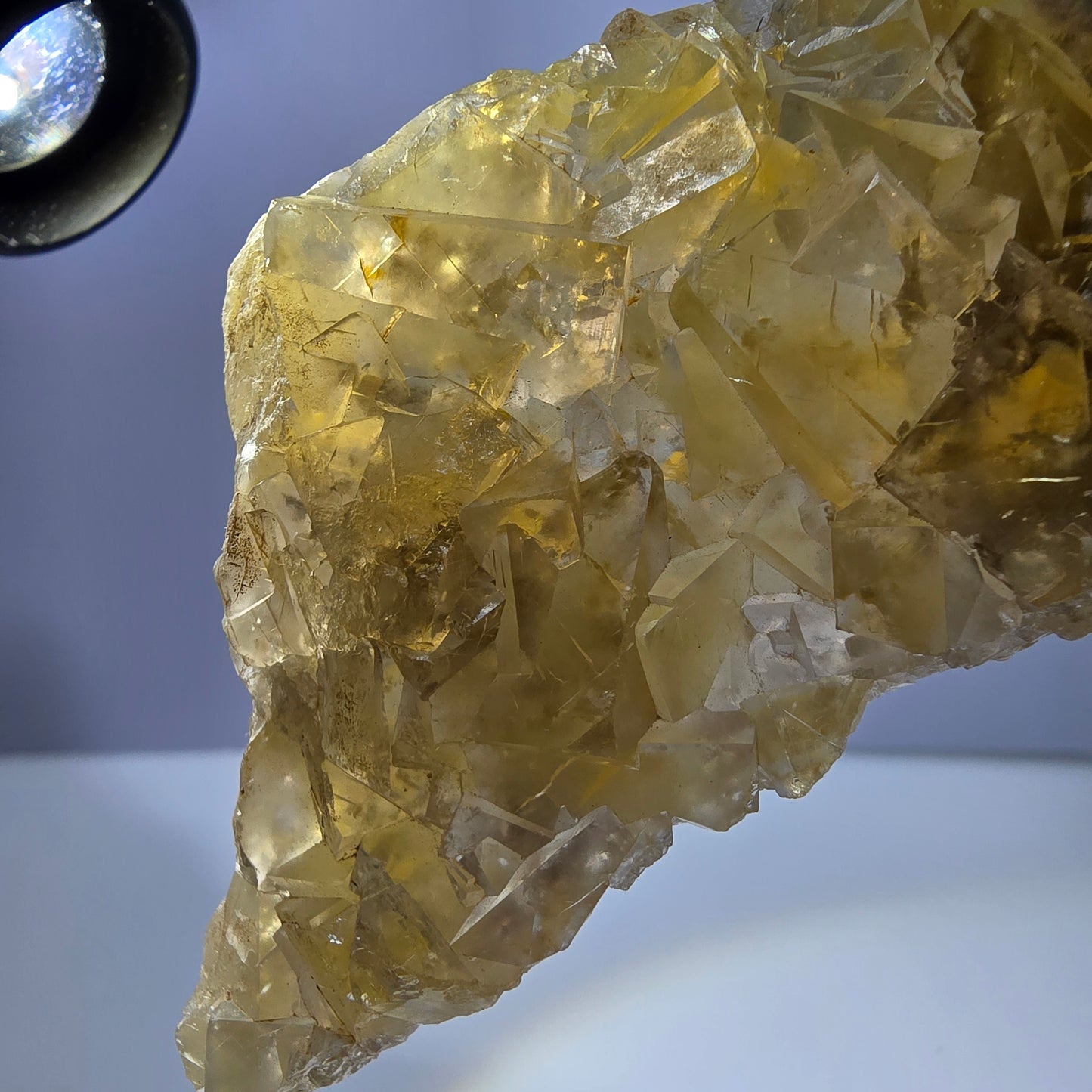 Grand spécimen de cube de fluorite fantôme, poche jaune miel, Okorusu, Namibie, 124 x 48 x 26 mm
