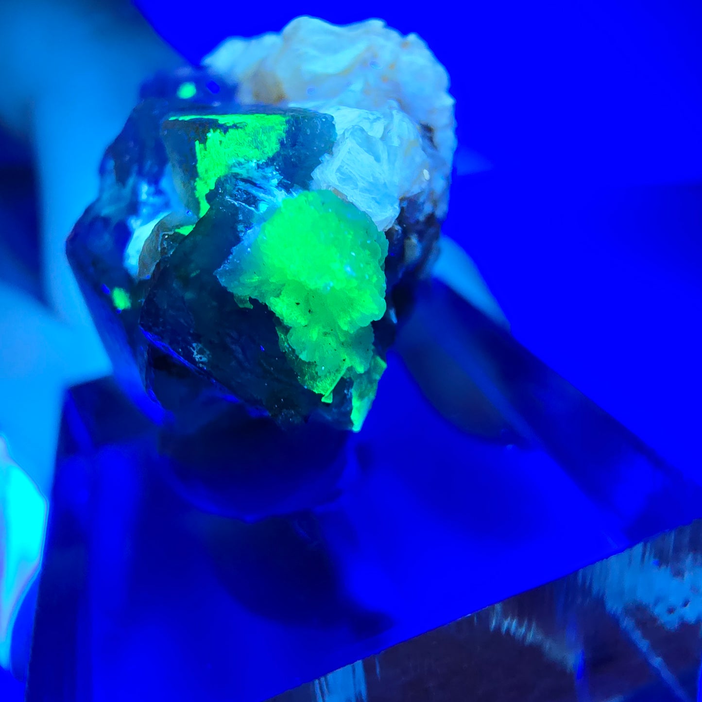 Cube de fluorite fantôme, muscovite et hyalite, spécimen d'Erongo, Namibie, 29 x 22 x 15 mm