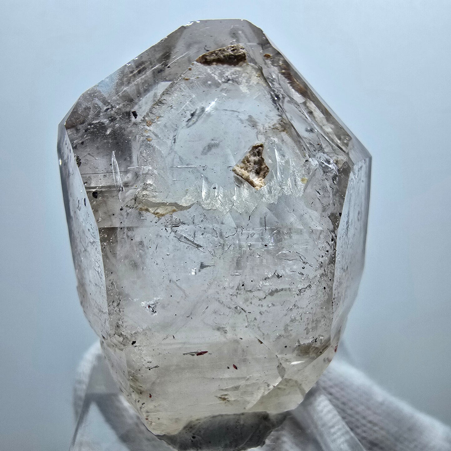 Pointe de sceptre en quartz fumé fantôme transparent, Goboboseb, Namibie, 44 x 33 x 22 mm