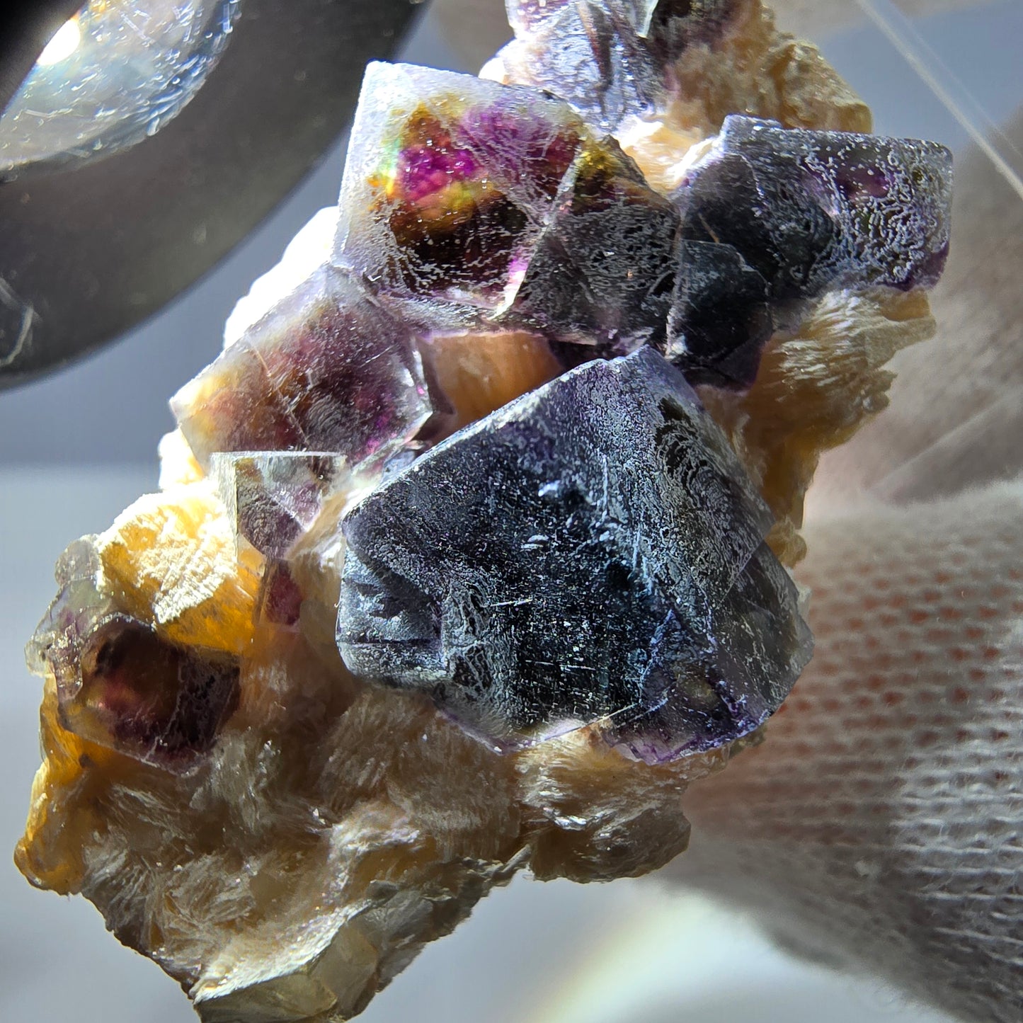 Cubes de fluorite fantôme colorés, spécimen de muscovite, Erongo, Namibie, 43 x 23 x 21 mm