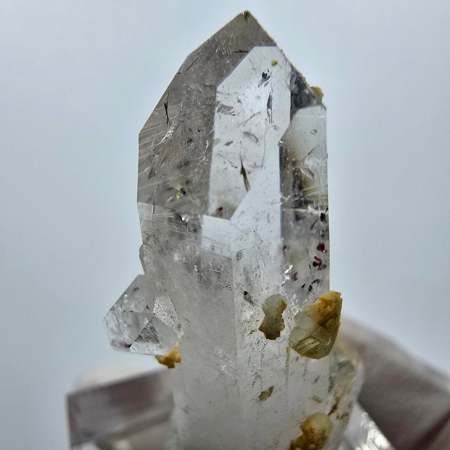 Quartz clair, préhnite, hématite, mine Point Streep, Goboboseb, Namibie, 38 x 22 x 16 mm