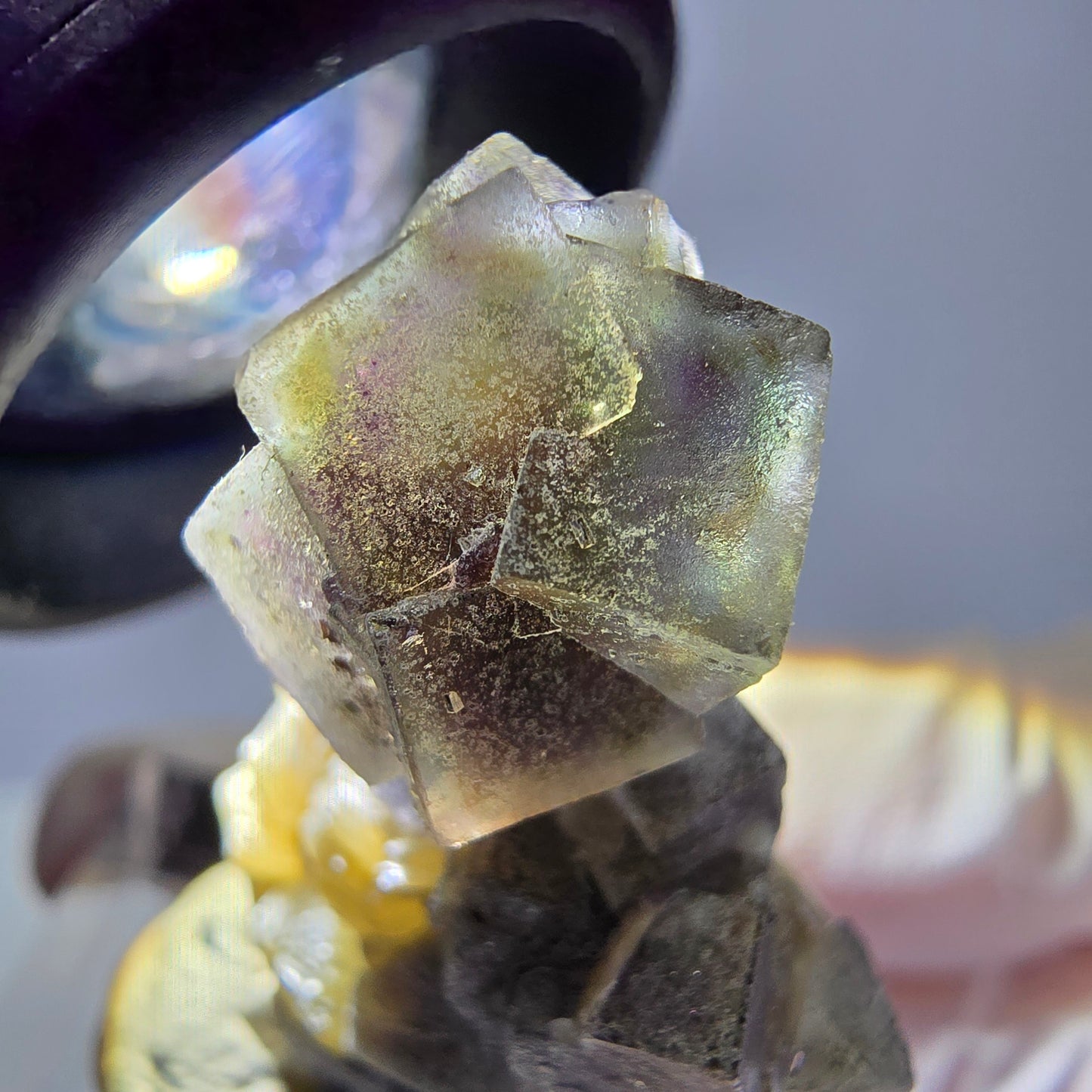 Cubes de fluorite fantôme colorés, spécimen de muscovite, Erongo, Namibie, 33 x 20 x 16 mm