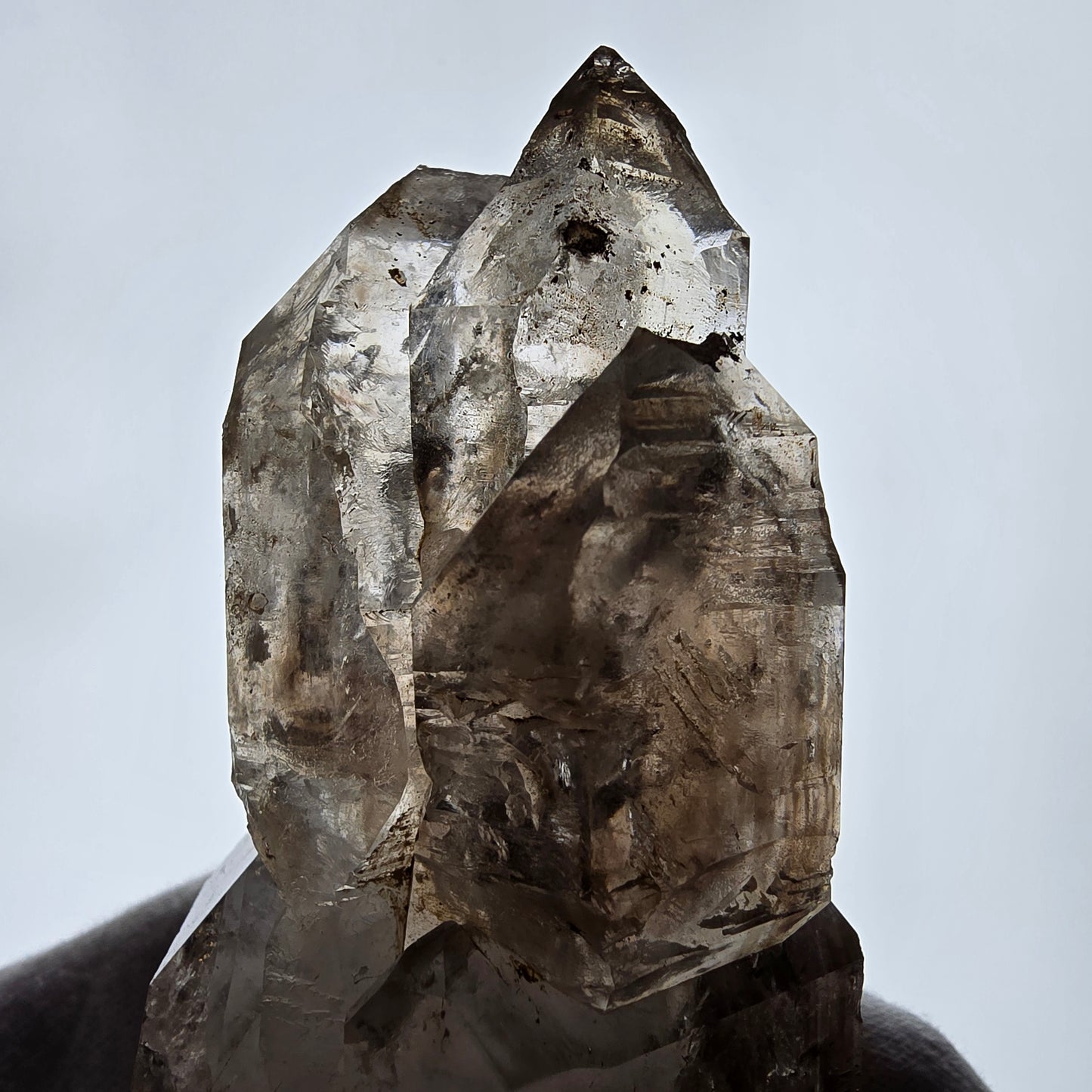 Sceptre fantôme squelette XL en quartz fumé DT, poche Saint-Valentin en calcite UV, Namibie 191 x 60 x 51 mm